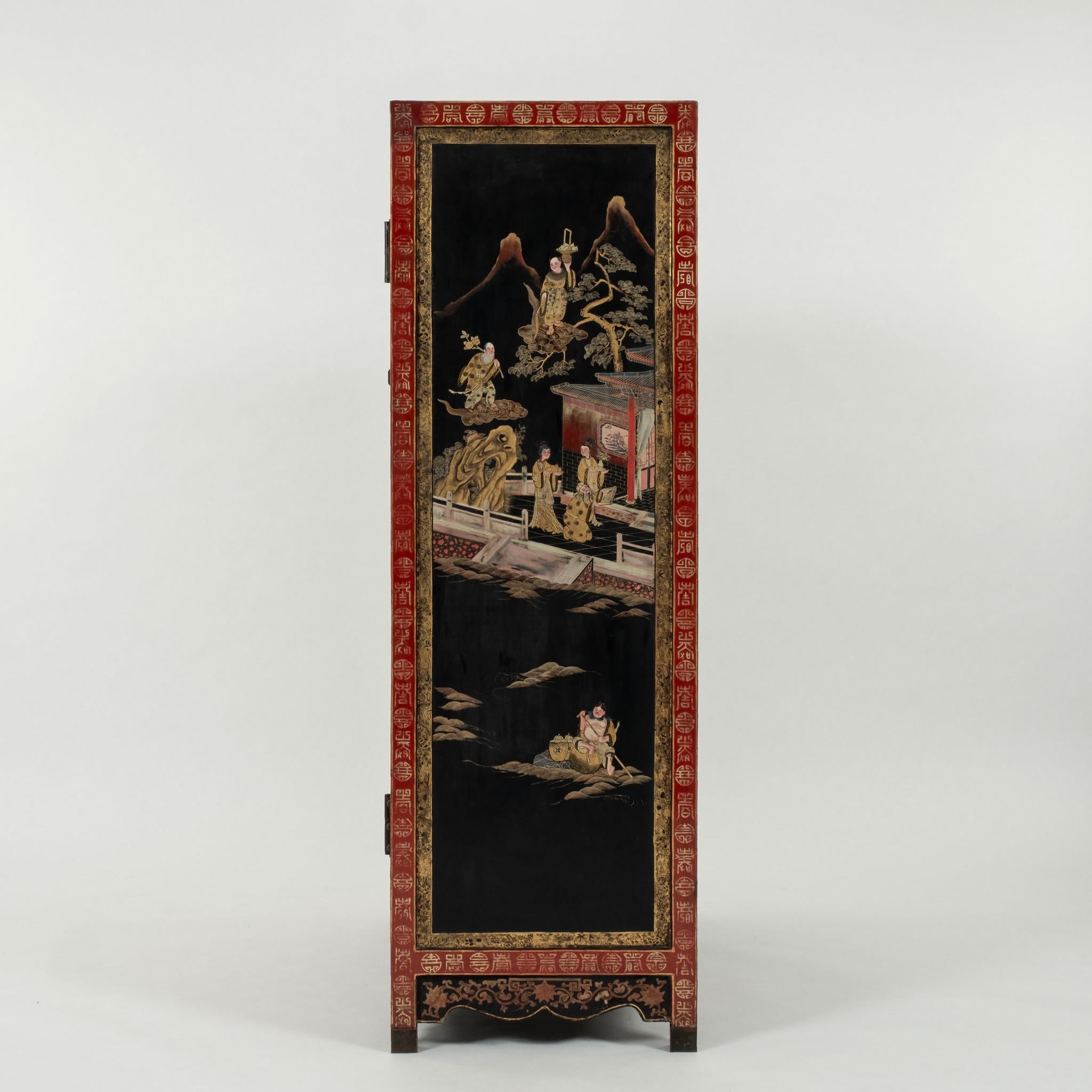 Armadietto laccato della dinastia Qing del XIX secolo con intricate scene laccate a mano, due ripiani rimovibili e ferramenta in bronzo.