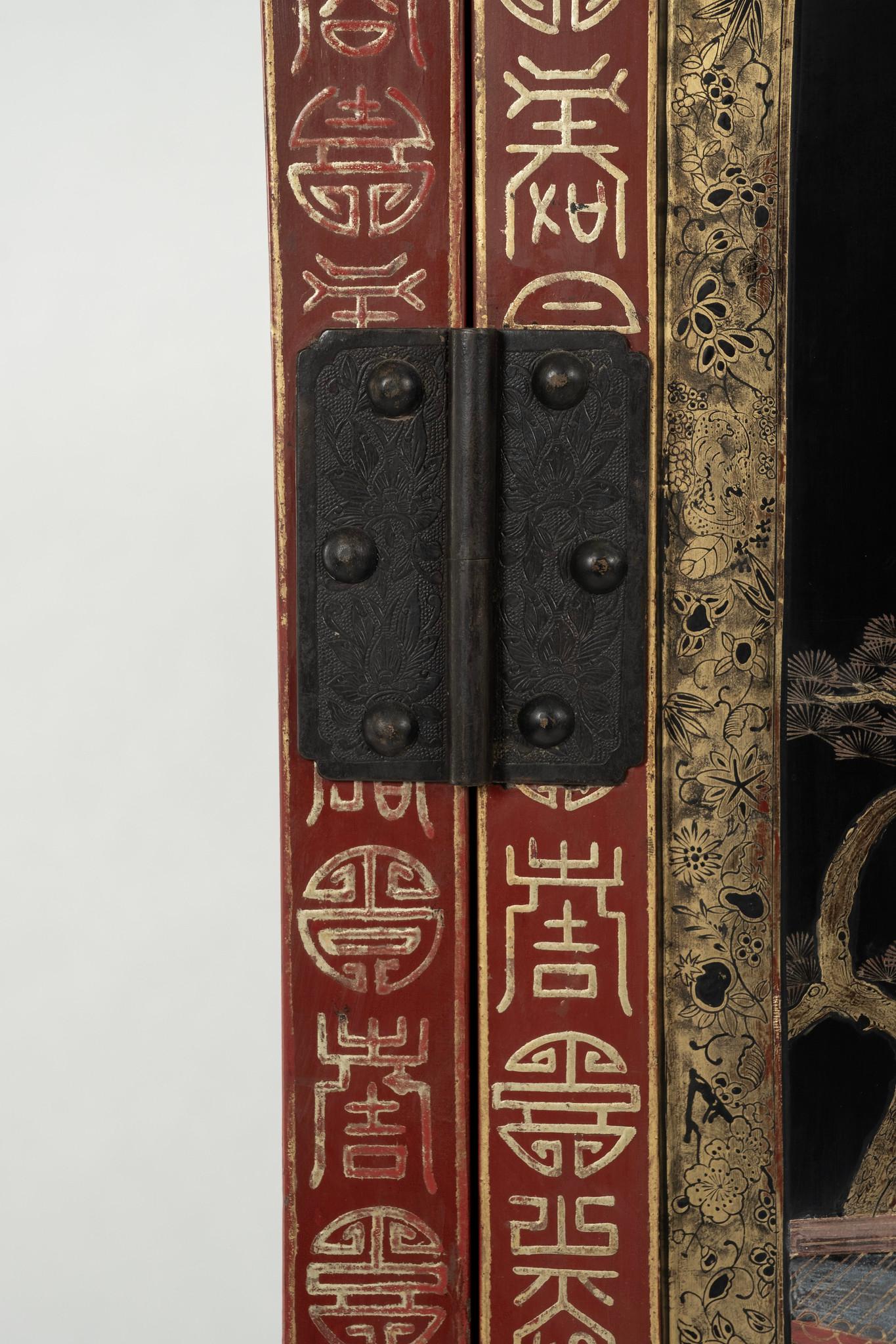 Legno Armadio laccato della dinastia Qing in vendita