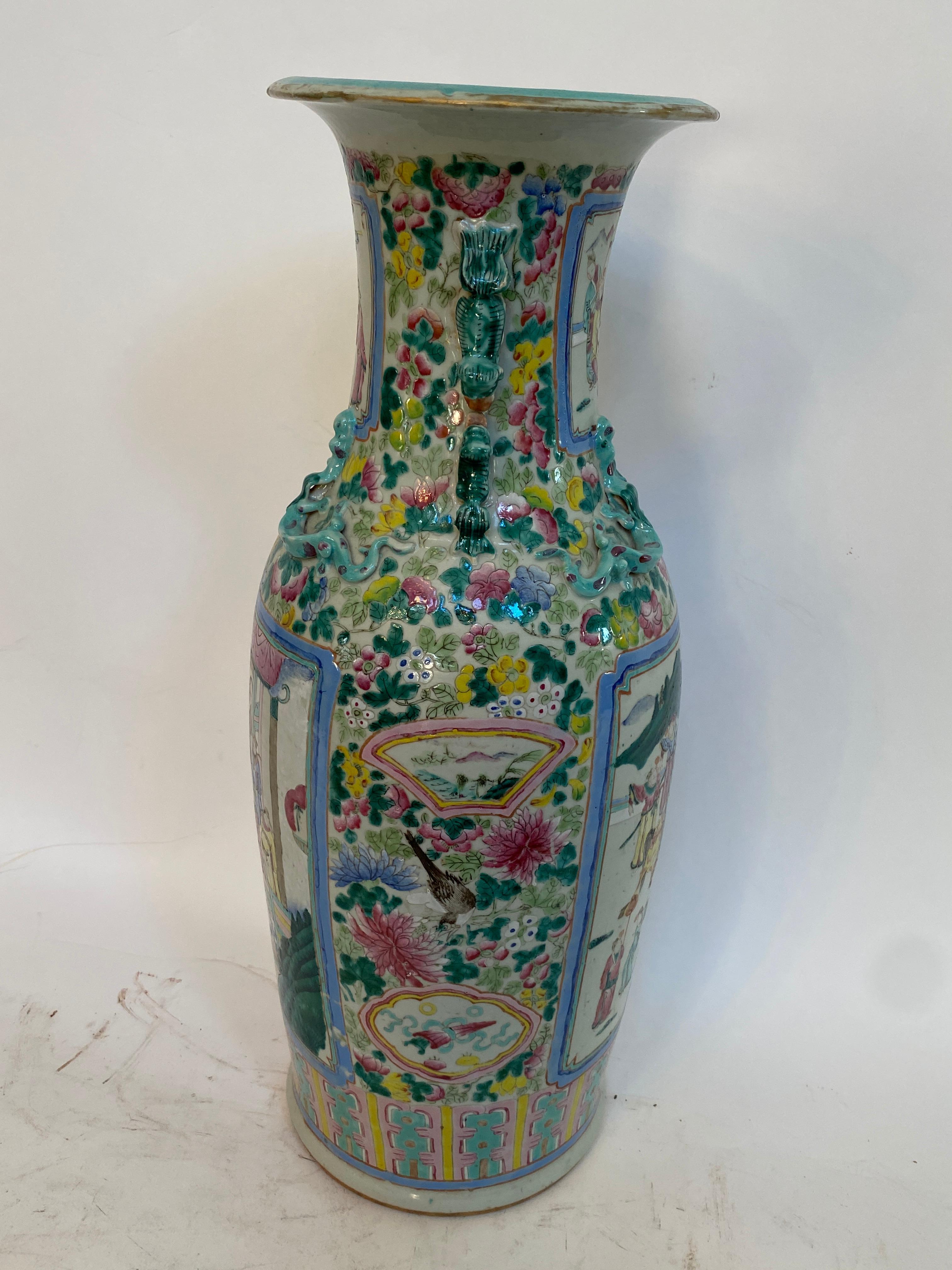Porcellana Vaso in porcellana cinese CANTON FAMILLE ROSE di grandi dimensioni della dinastia Qing in vendita