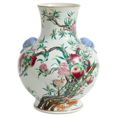 Dynasty Qing Grand vase chinois bleu à poignée en forme de chien de foo Famille-Rose Nine Peach Vase