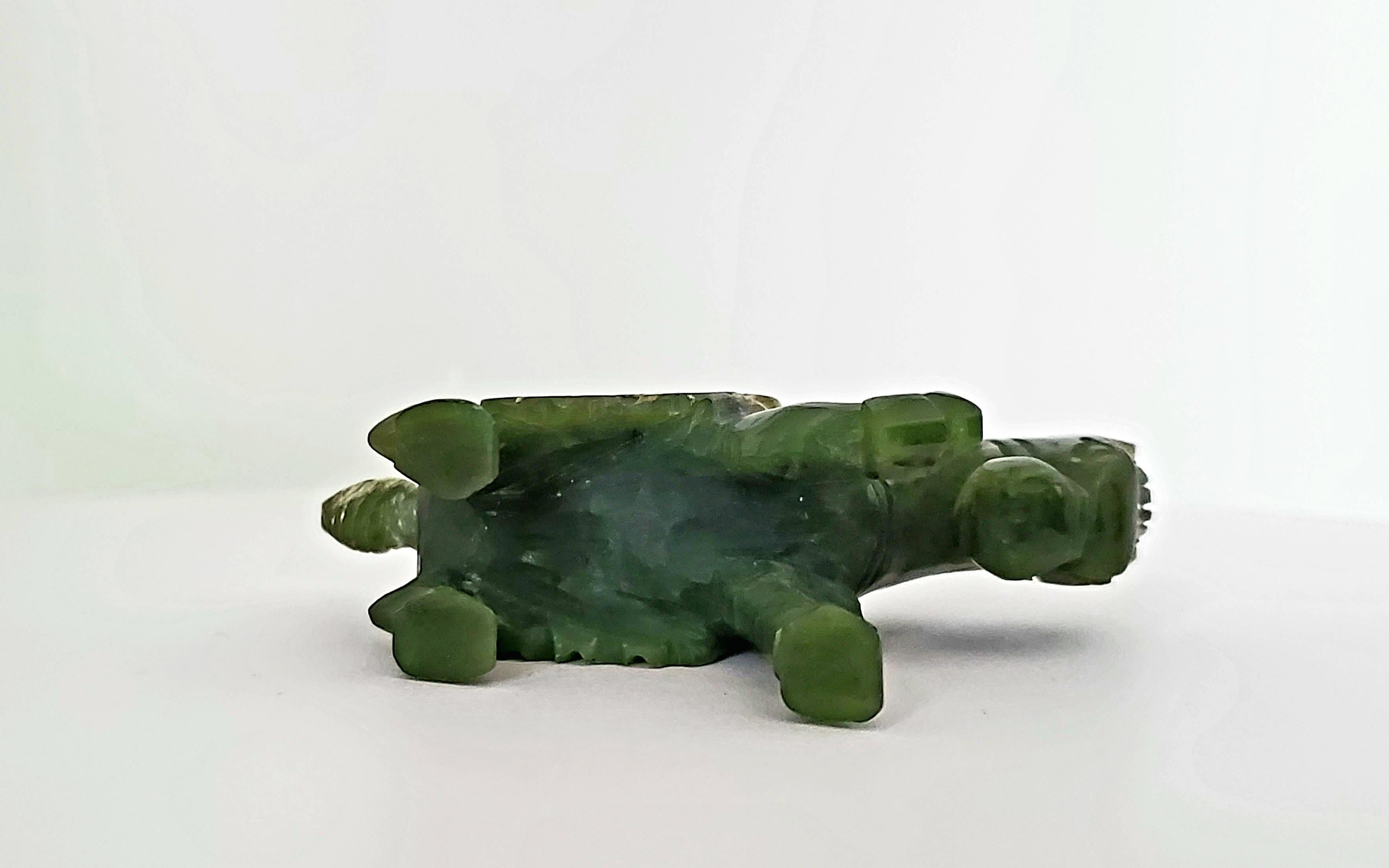 Tierfiguren aus natürlicher Spinat-Jade aus der Qing-Dynastie (19. Jahrhundert) im Angebot