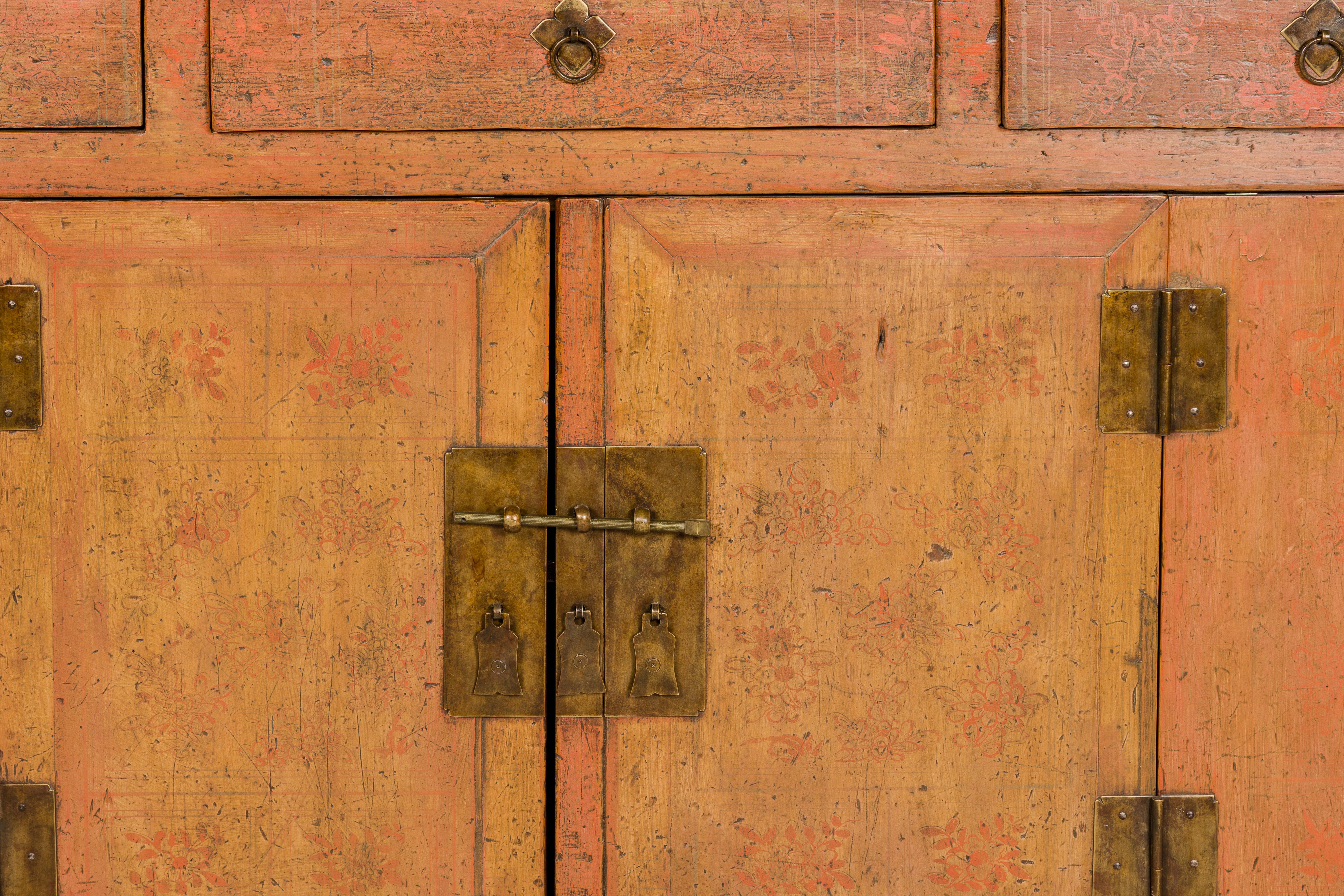 Gemaltes Sideboard aus der Qing Dynasty mit abgenutzter Patina, drei Schubladen, zwei Türen im Angebot 2