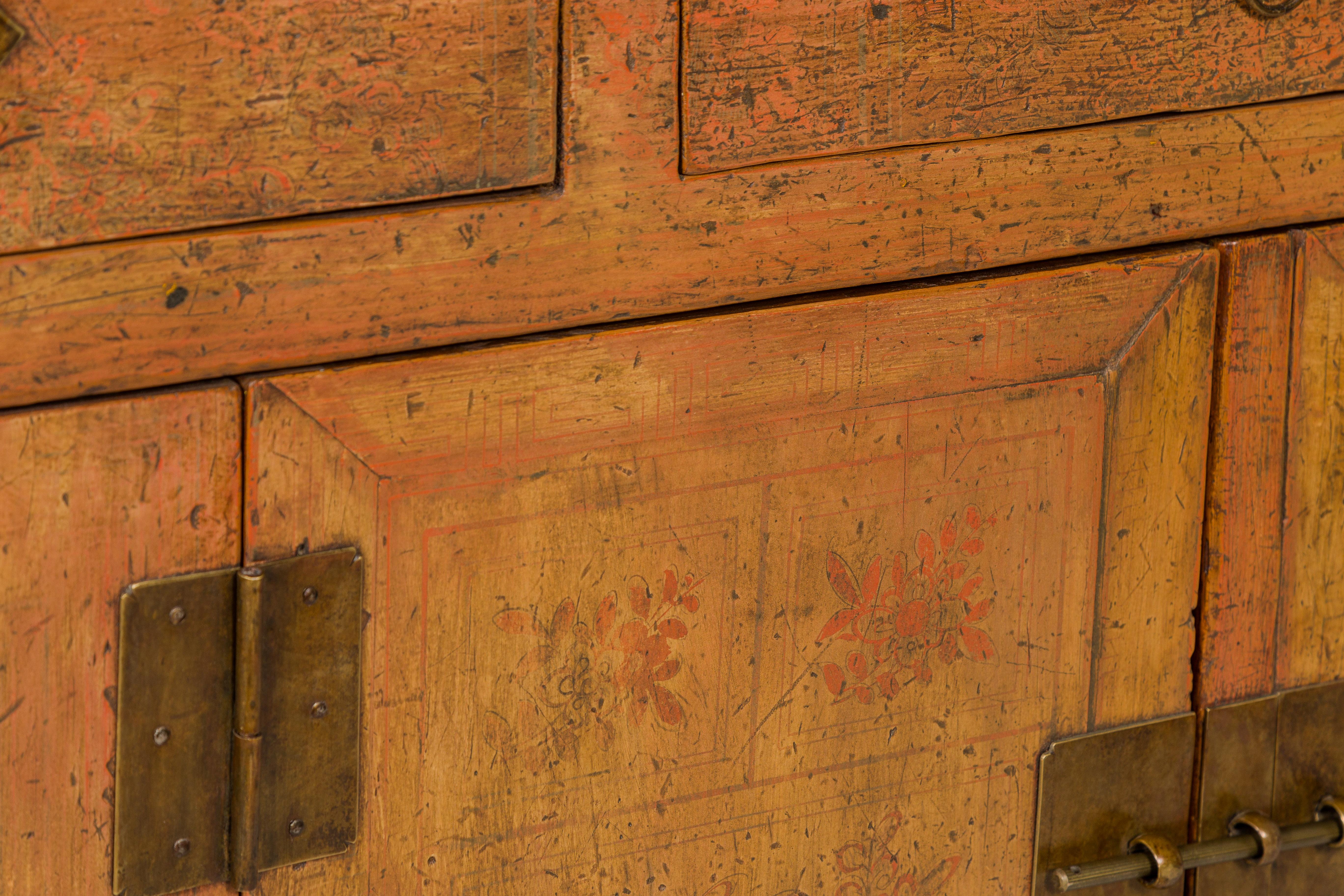 Gemaltes Sideboard aus der Qing Dynasty mit abgenutzter Patina, drei Schubladen, zwei Türen im Angebot 6