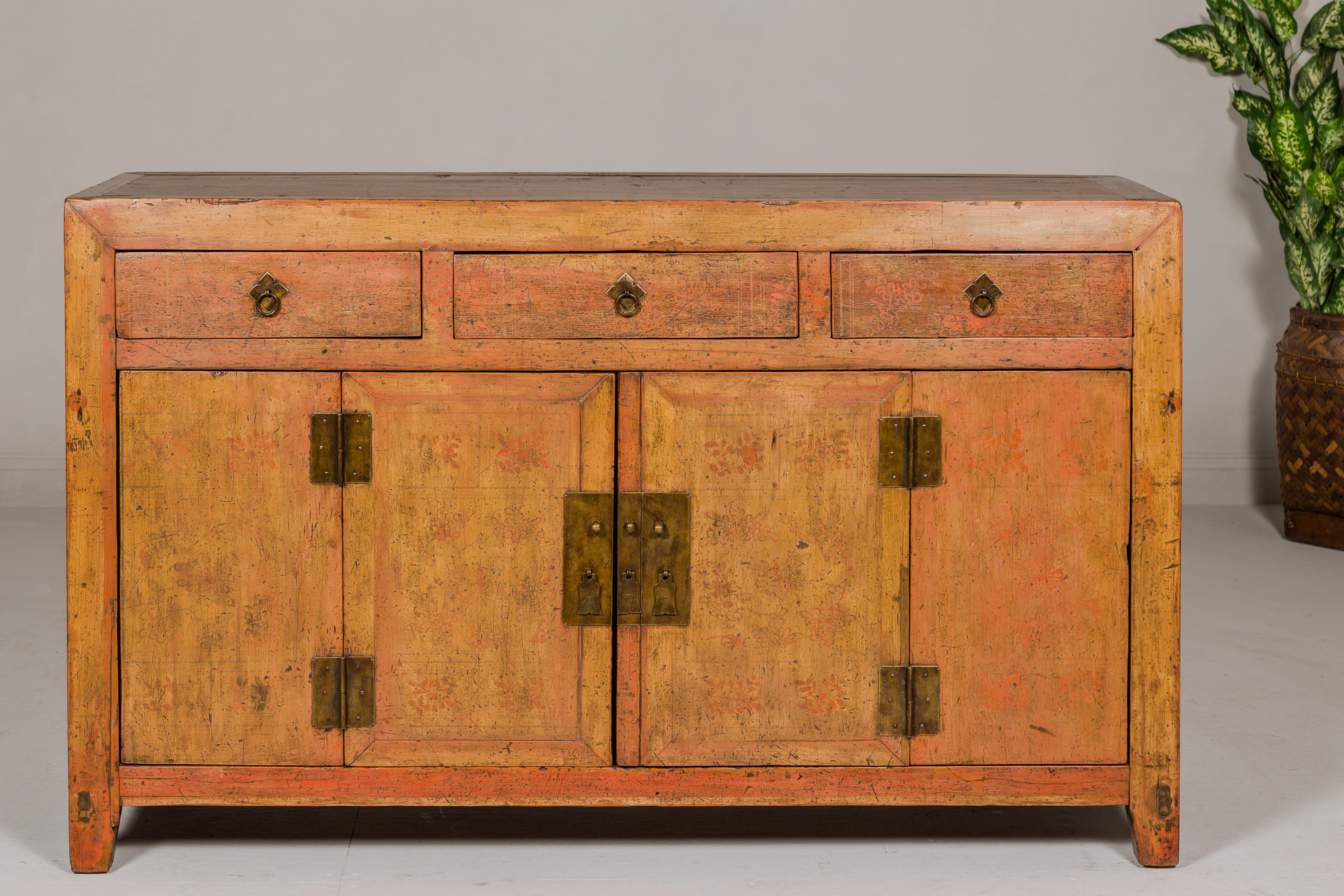 Gemaltes Sideboard aus der Qing Dynasty mit abgenutzter Patina, drei Schubladen, zwei Türen (Qing-Dynastie) im Angebot
