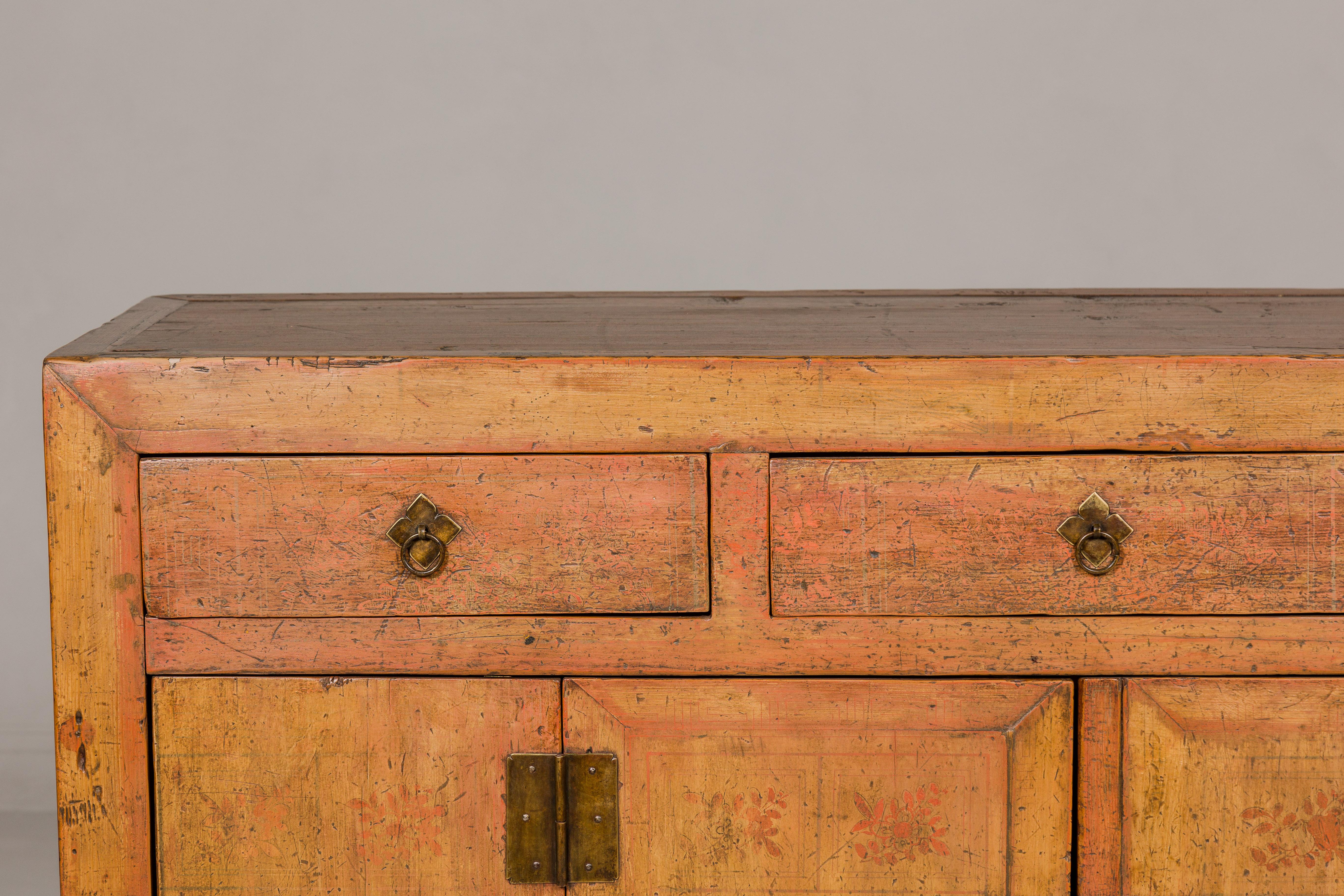 Gemaltes Sideboard aus der Qing Dynasty mit abgenutzter Patina, drei Schubladen, zwei Türen (Lackiert) im Angebot