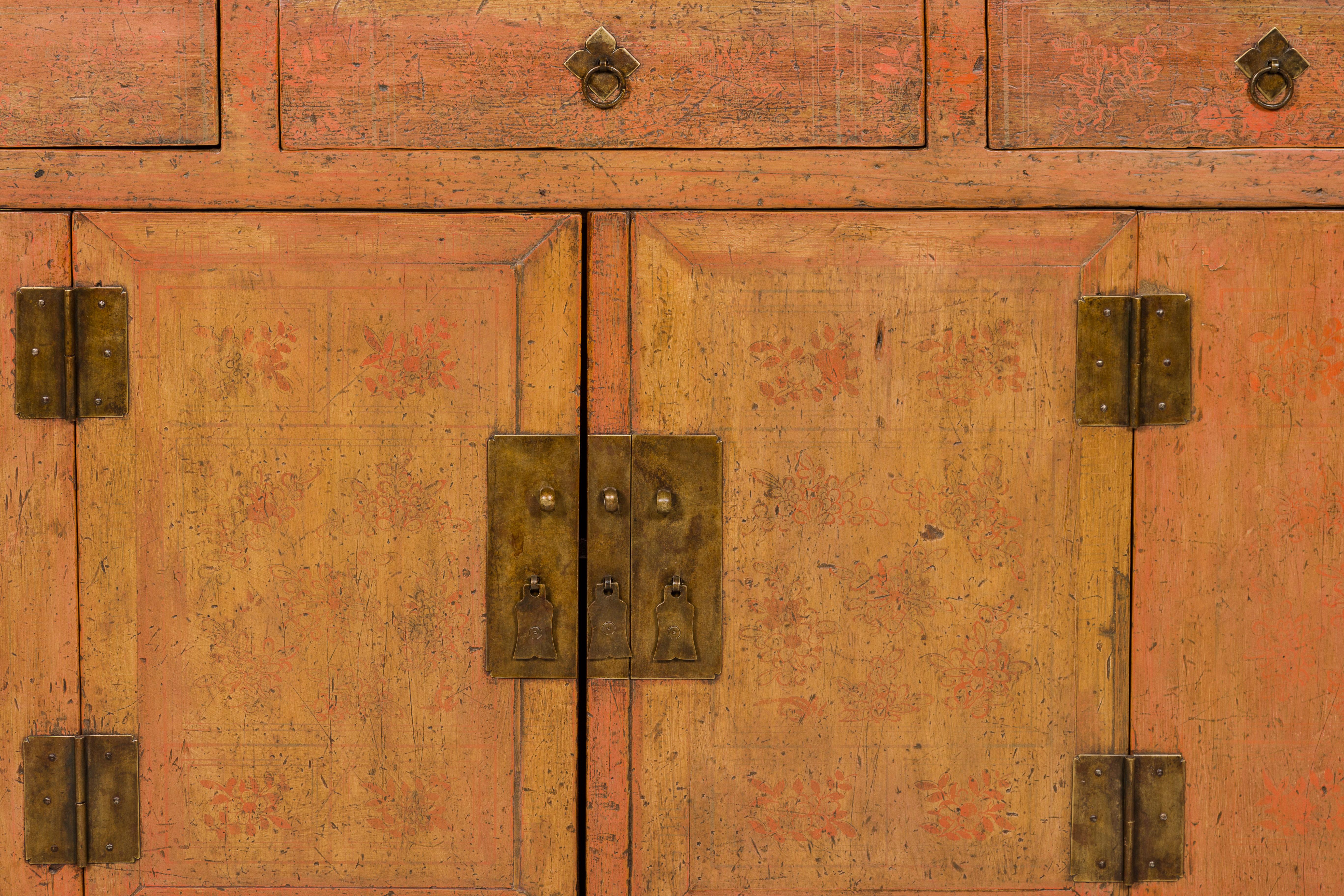 Laiton Buffet peint de la dynastie Qing avec patine vieillie, trois tiroirs, deux portes en vente