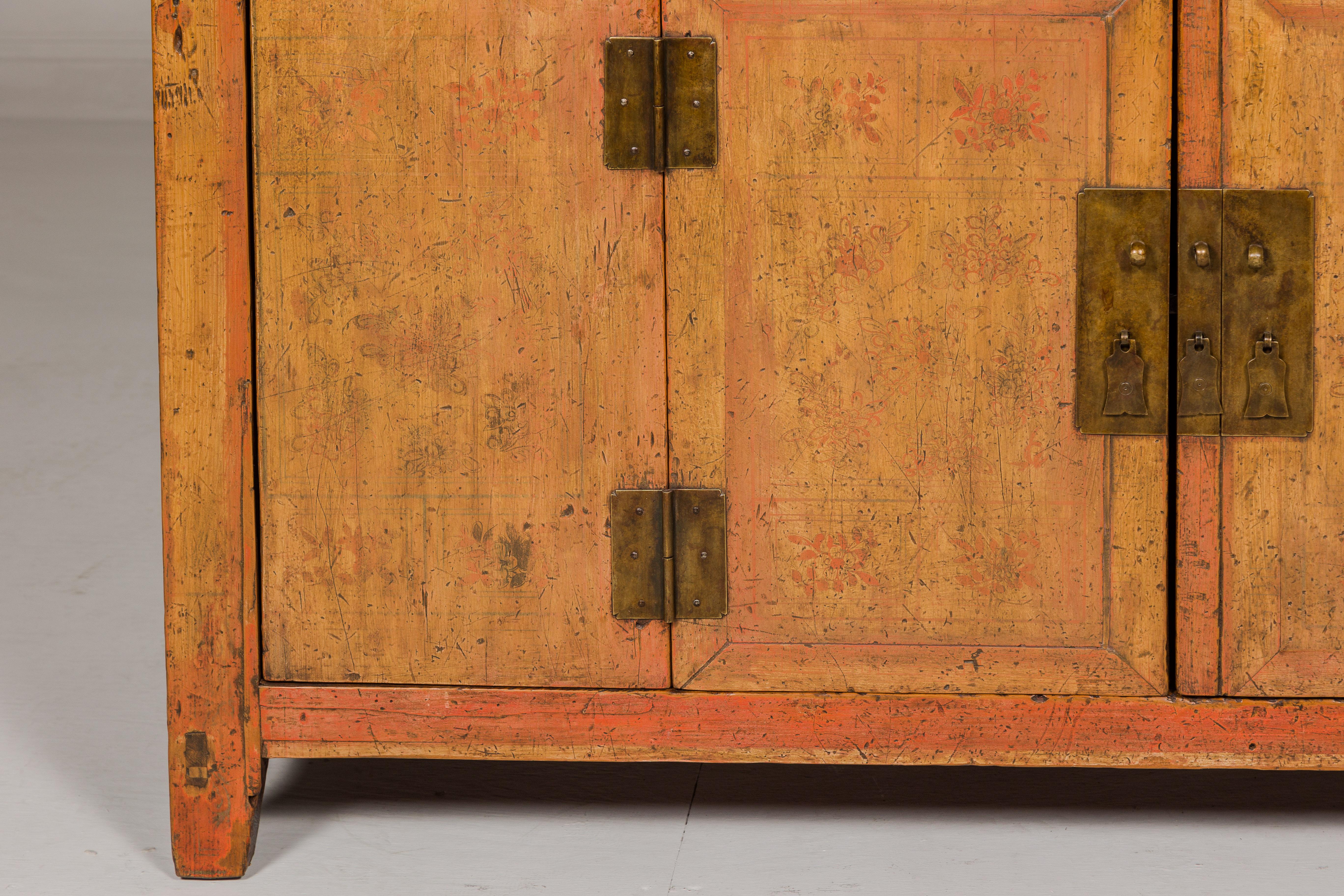 Gemaltes Sideboard aus der Qing Dynasty mit abgenutzter Patina, drei Schubladen, zwei Türen (Messing) im Angebot