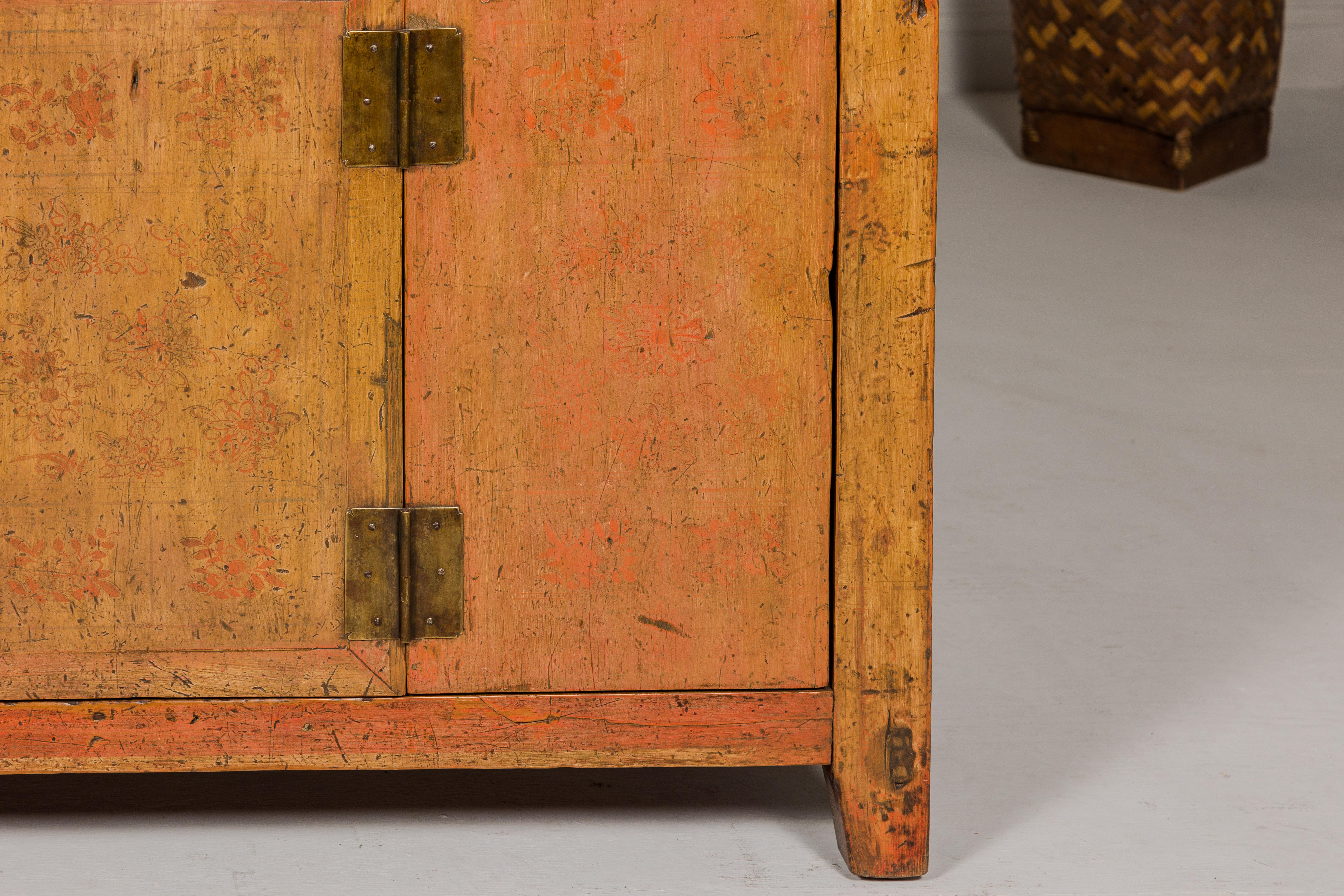 Gemaltes Sideboard aus der Qing Dynasty mit abgenutzter Patina, drei Schubladen, zwei Türen im Angebot 1