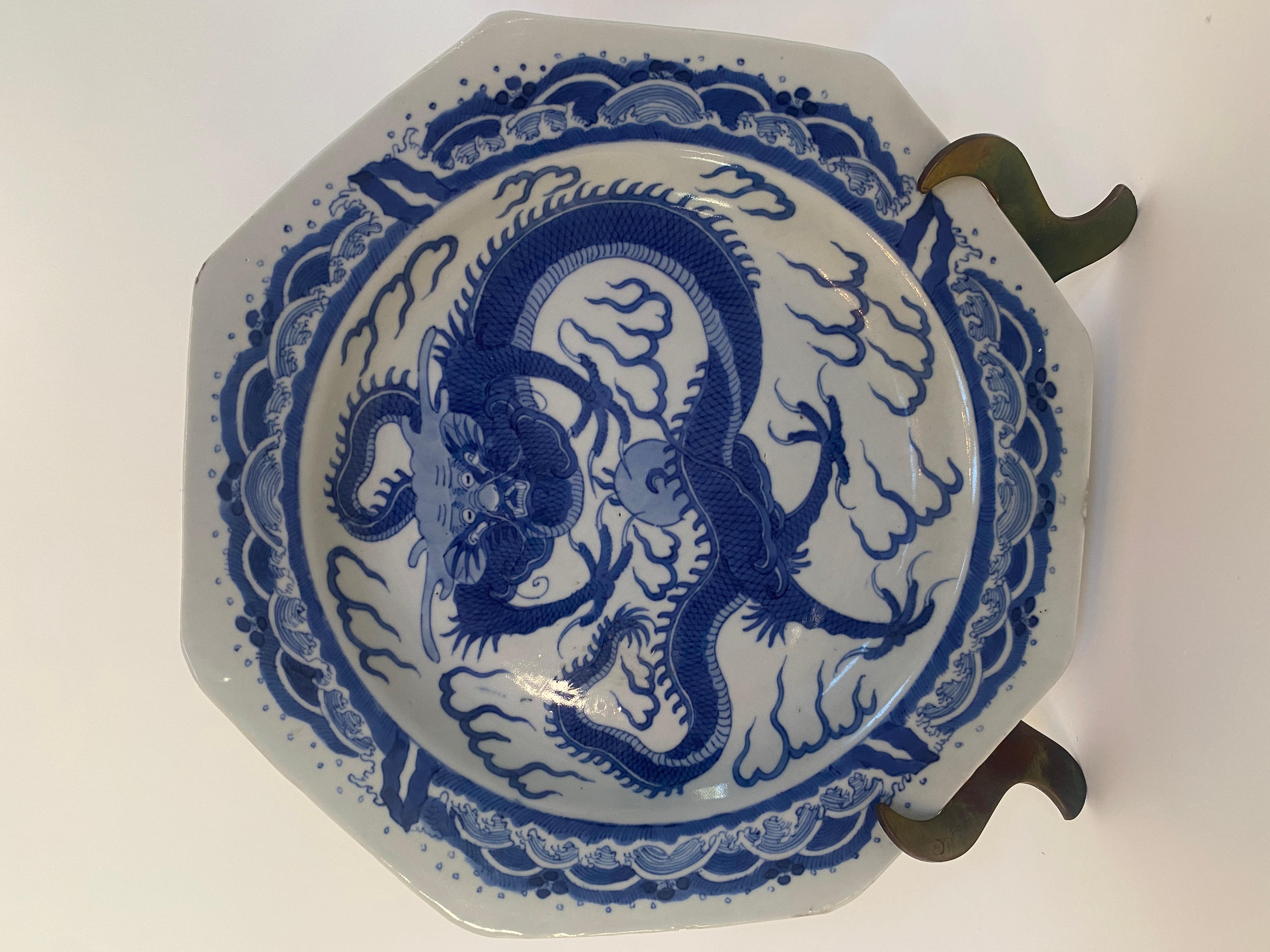 Paire d'assiettes à dragon en porcelaine octogonale bleue et blanche de la Dynastie Whiting en vente 5