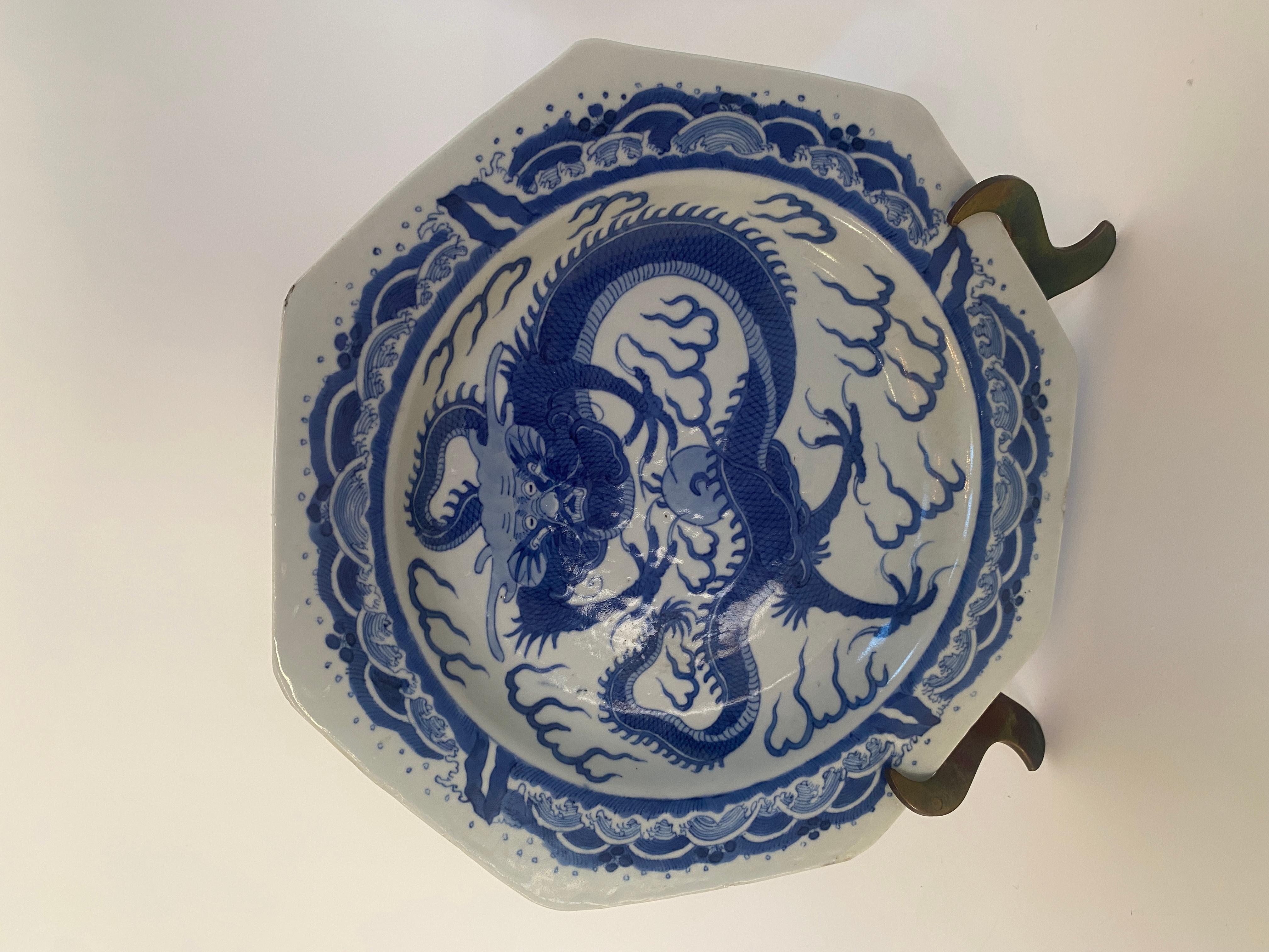 Qing Dynasty Pair of Chinese Blue and White Octagonal Porcelain Dragon Plates For Sale 9
