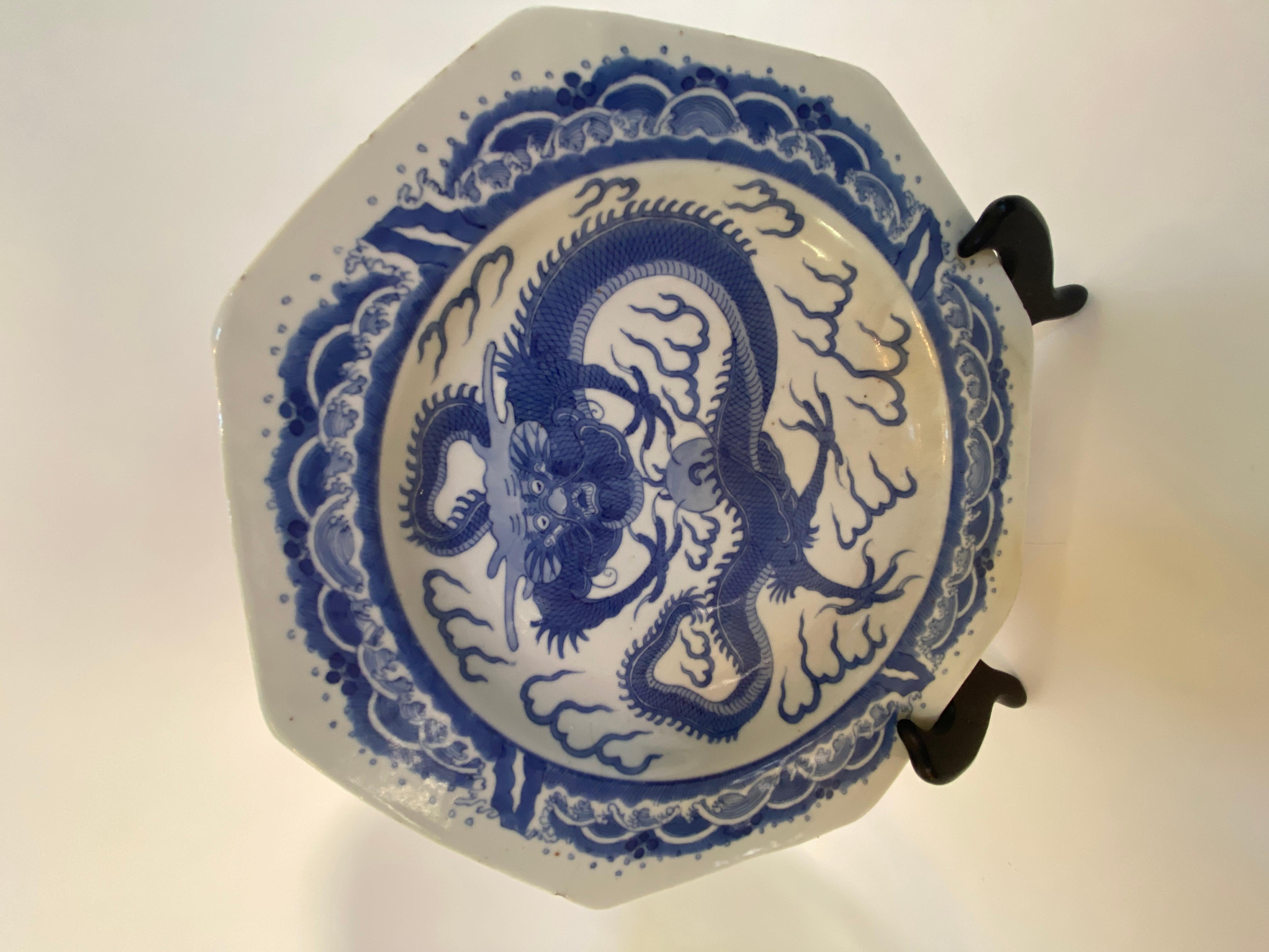 Qing Dynasty Paar chinesische achteckige Drachenteller aus blauem und weißem Porzellan im Angebot 8