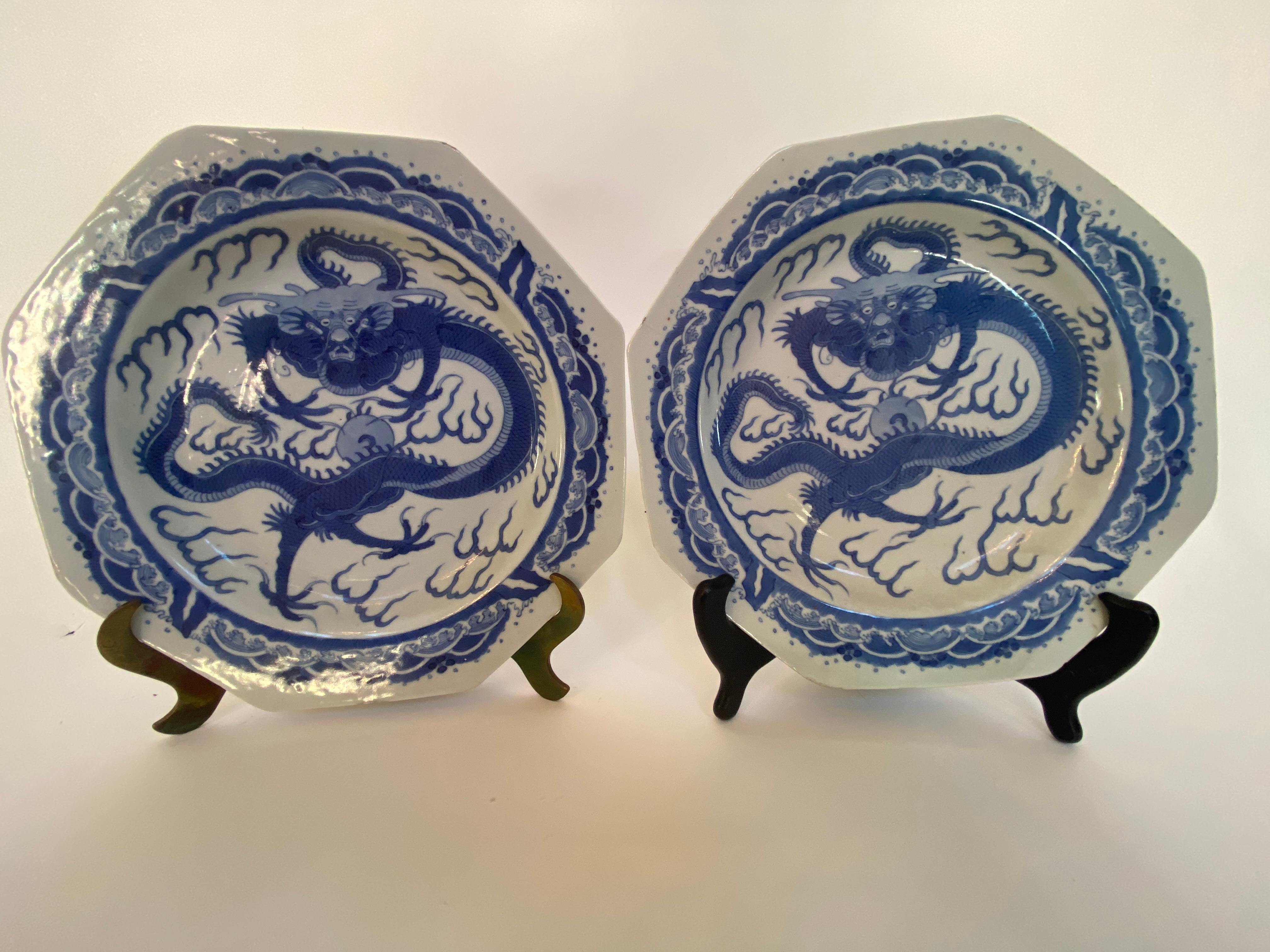 Qing Dynasty Pair of Chinese Blue and White Octagonal Porcelain Dragon Plates For Sale 11