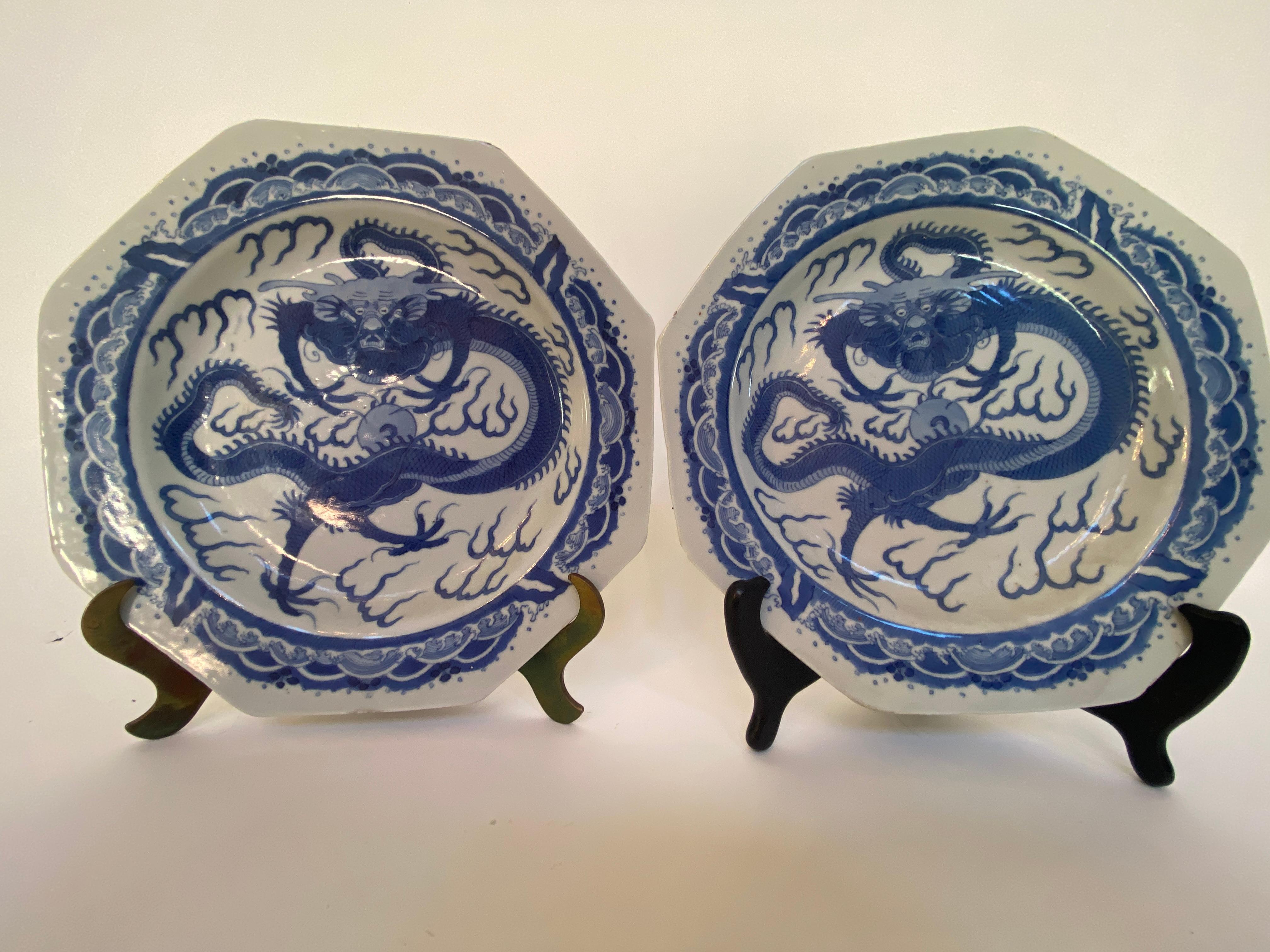 Qing Dynasty Paar chinesische achteckige Drachenteller aus blauem und weißem Porzellan im Angebot 10