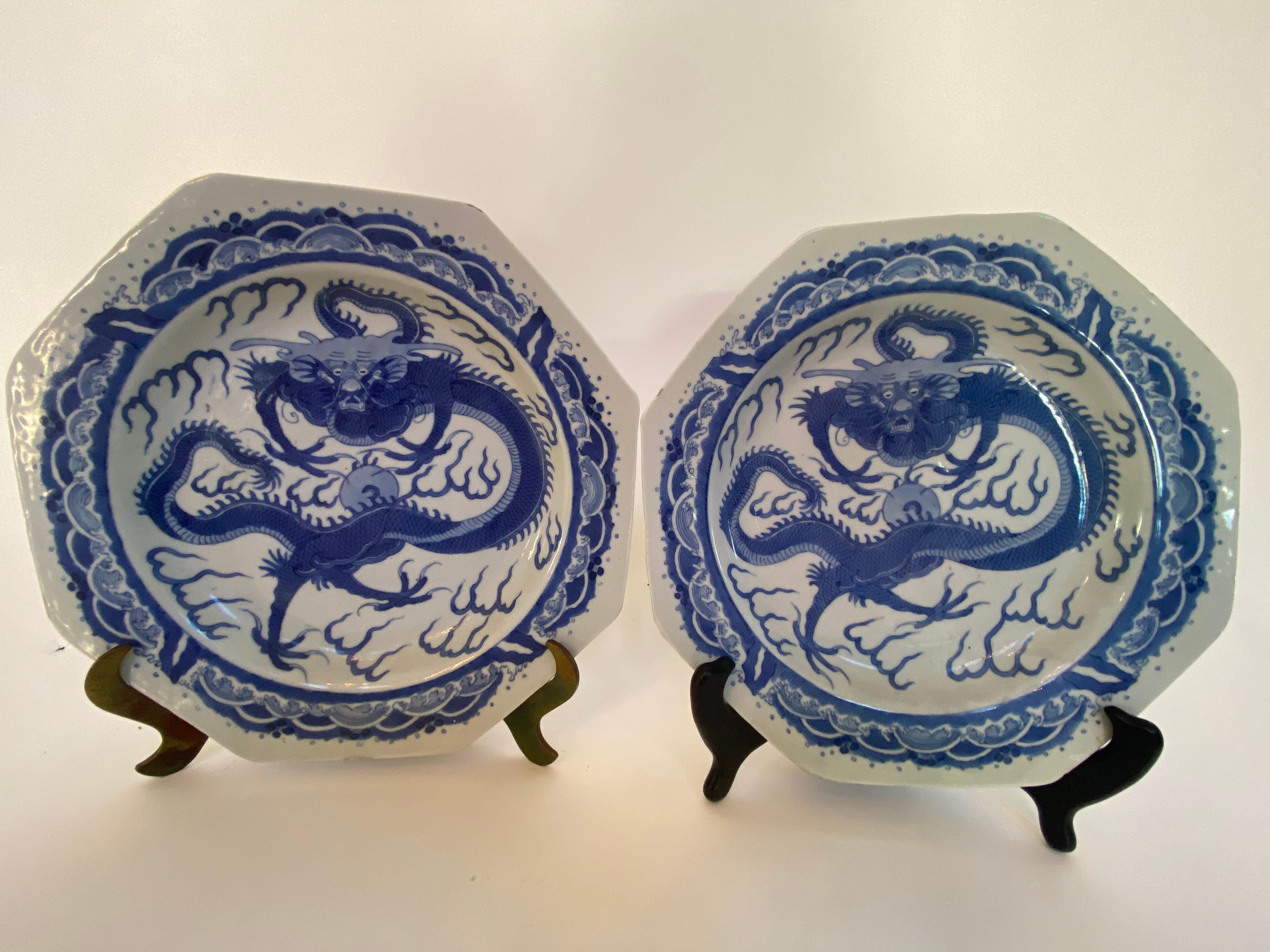 Qing Dynasty Paar chinesische achteckige Drachenteller aus blauem und weißem Porzellan im Angebot 11