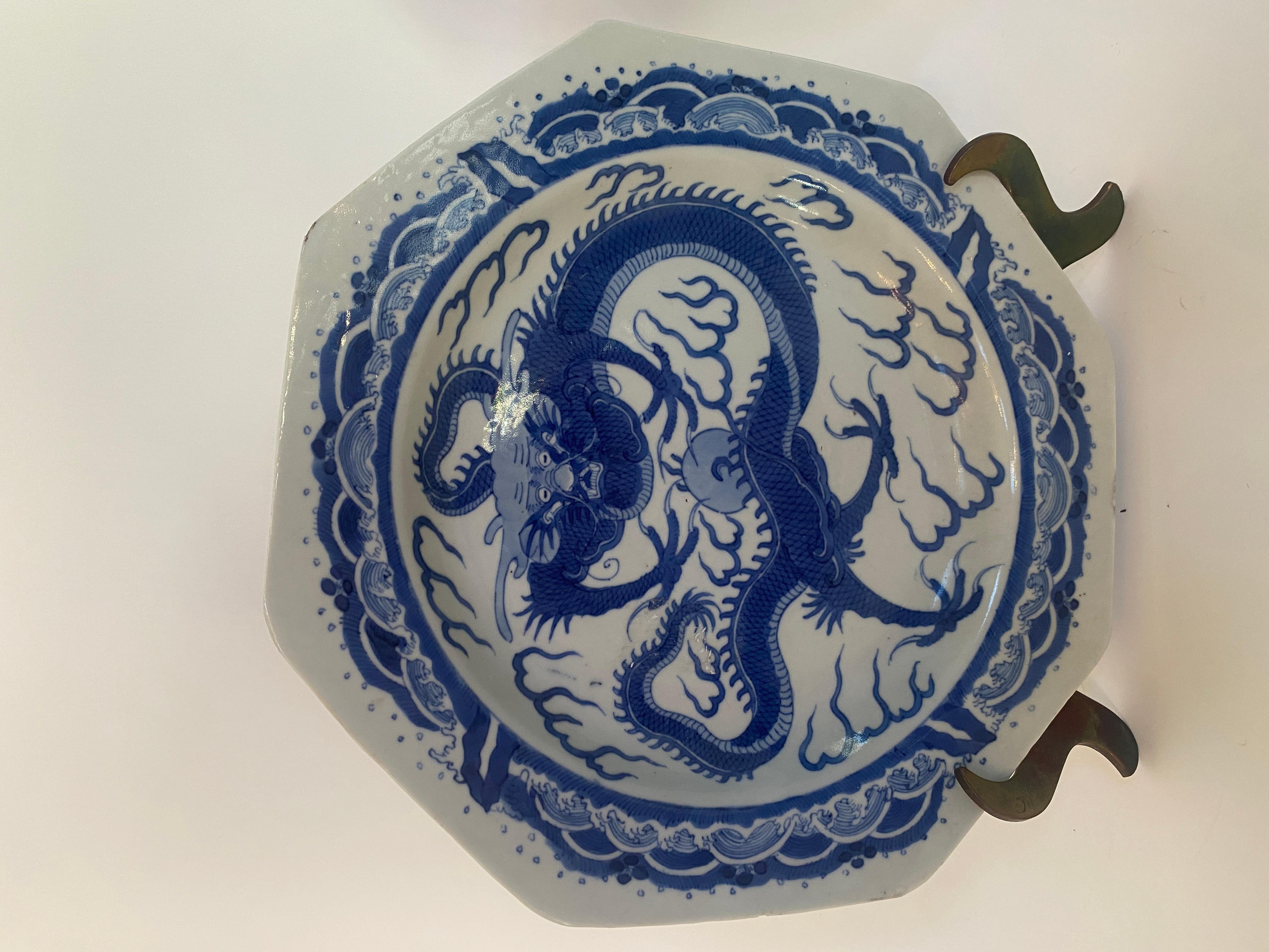 Qing Dynasty Paar chinesische achteckige Drachenteller aus blauem und weißem Porzellan (19. Jahrhundert) im Angebot