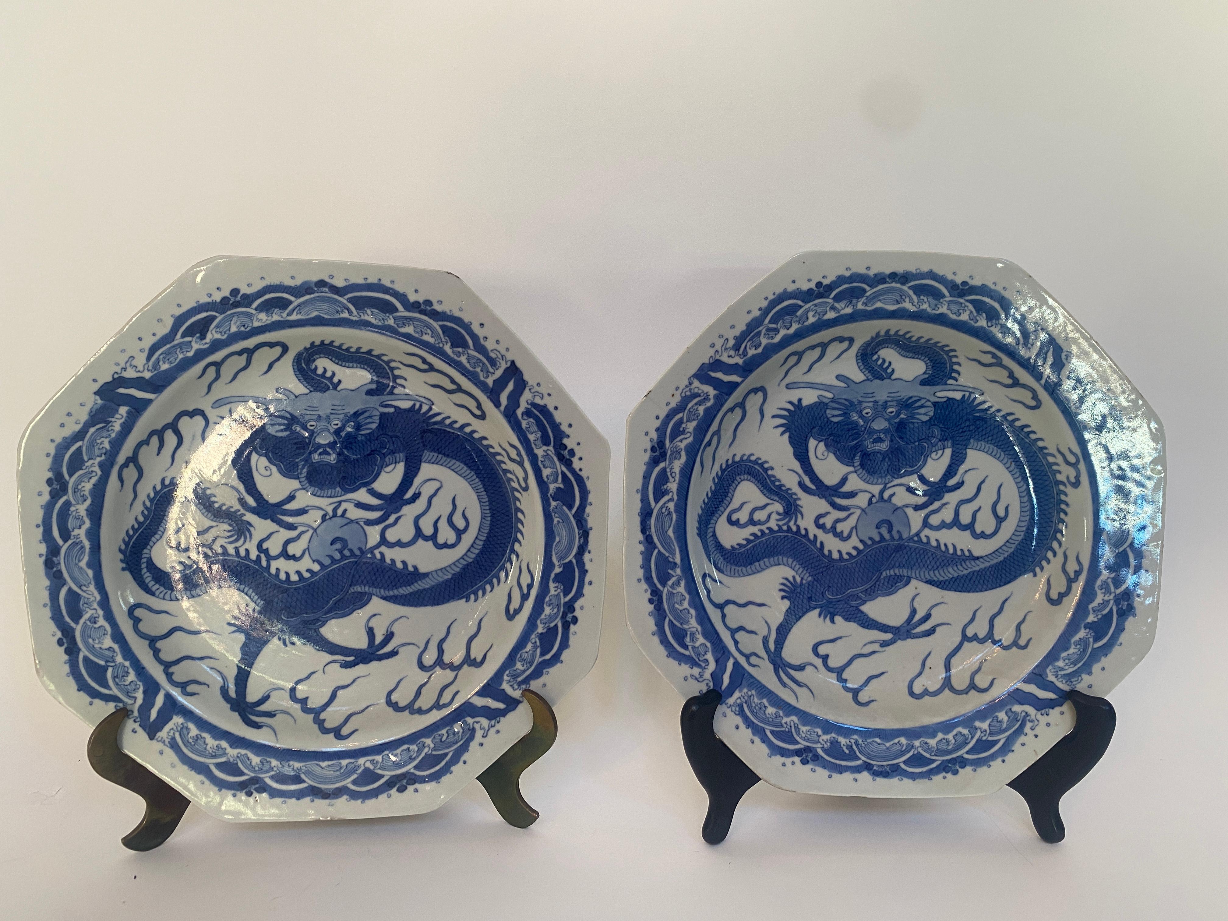 Qing Dynasty Paar chinesische achteckige Drachenteller aus blauem und weißem Porzellan im Angebot 1