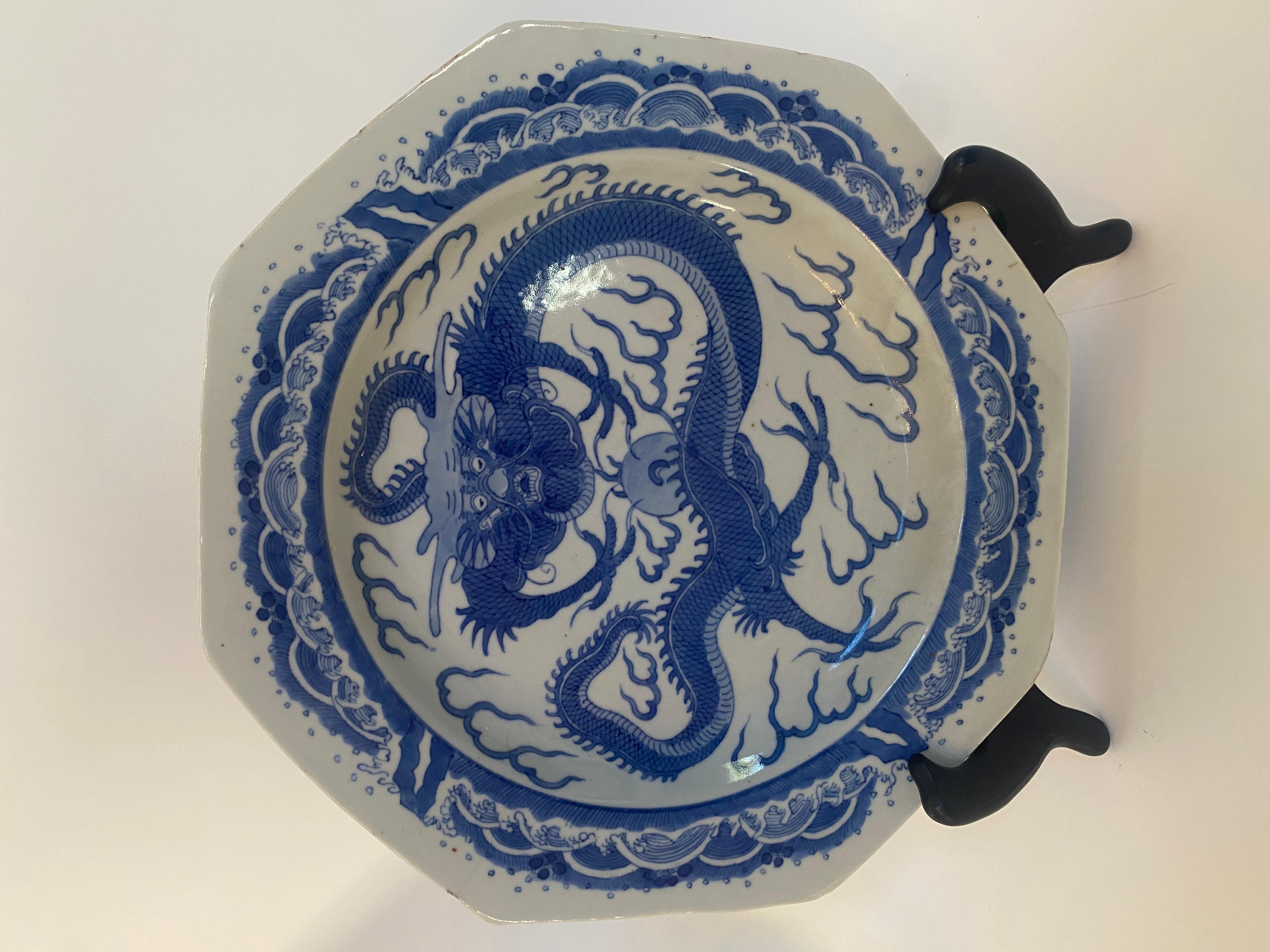 Qing Dynasty Paar chinesische achteckige Drachenteller aus blauem und weißem Porzellan im Angebot 2