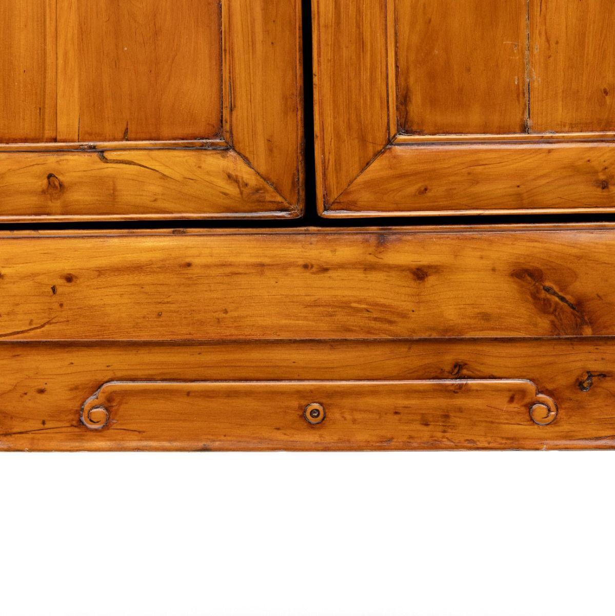 Armadio per studiosi in legno di pesco della dinastia Qing in vendita 1