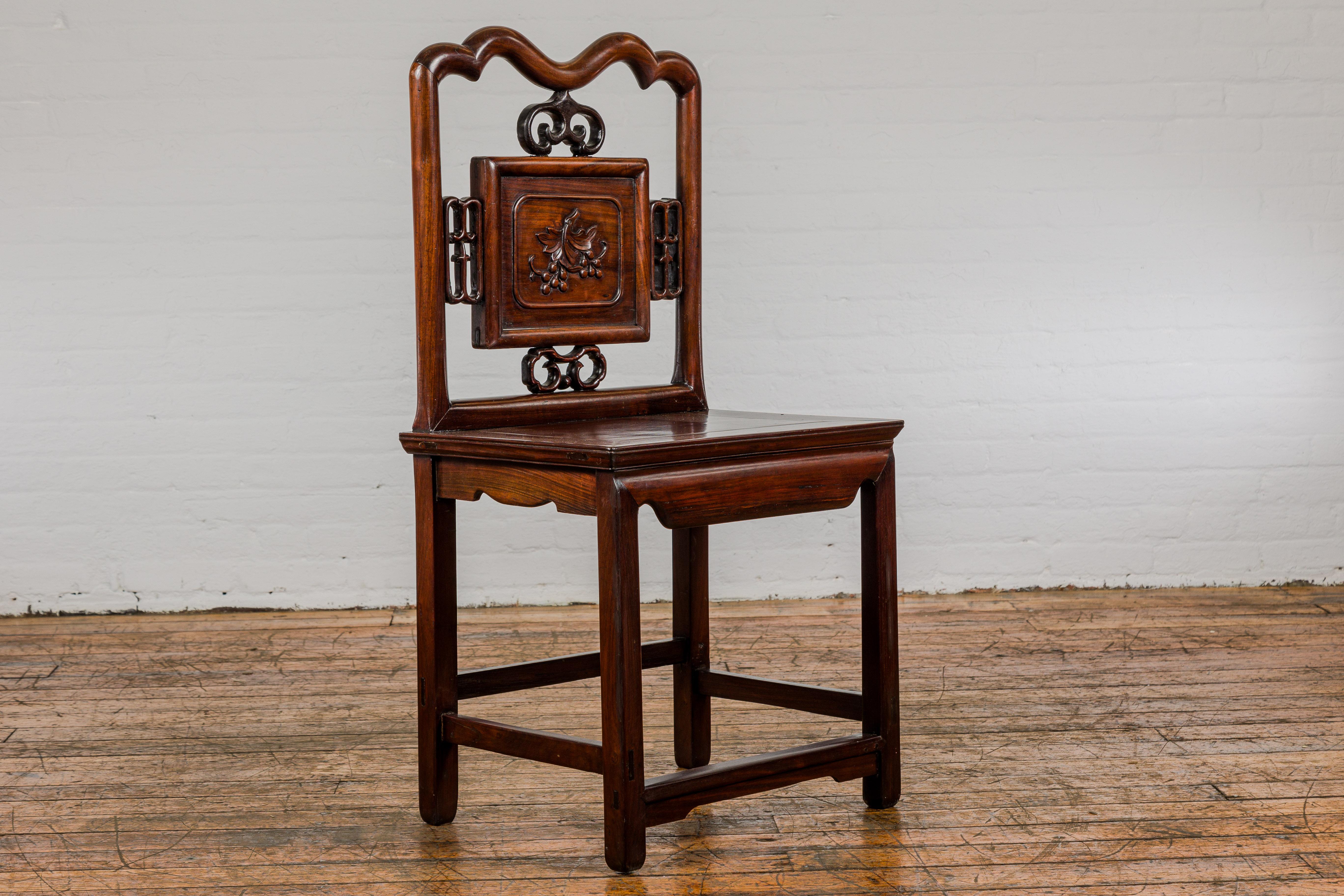 Qing Dynasty Period Rosewood Side Chair with Carved Splat and Grapevine Motif For Sale 4