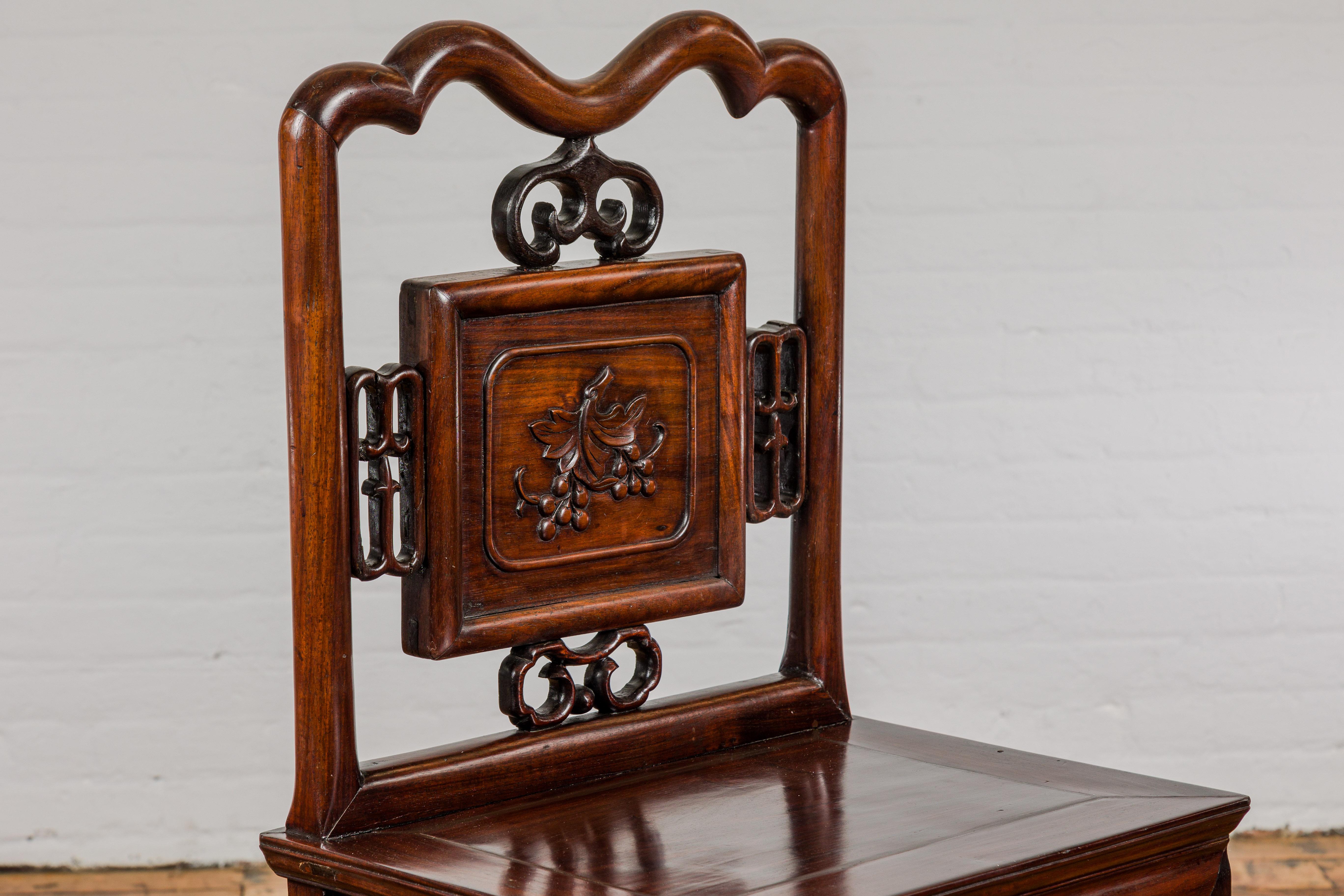 Qing Dynasty Period Rosewood Side Chair with Carved Splat and Grapevine Motif For Sale 5