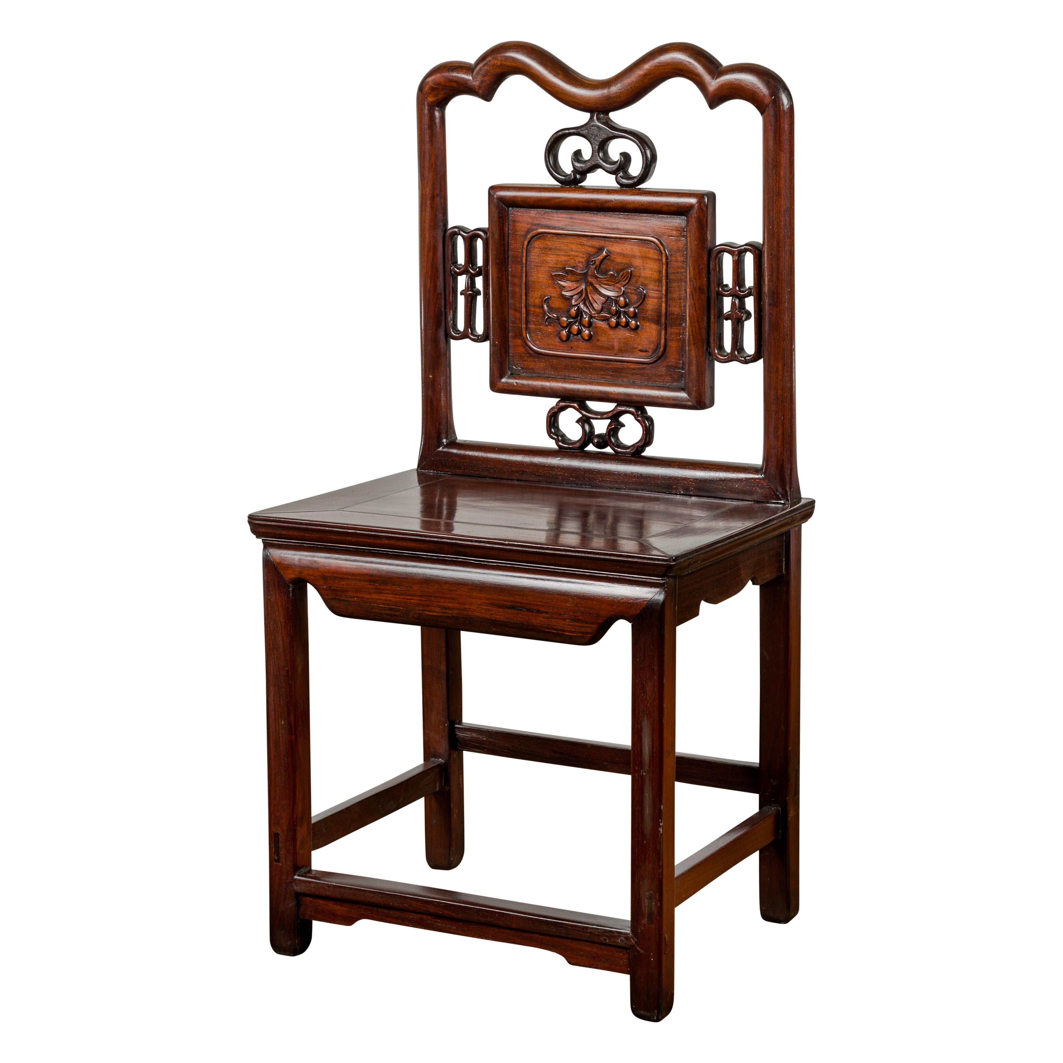 Qing Dynasty Period Rosewood Side Chair with Carved Splat and Grapevine Motif For Sale 11