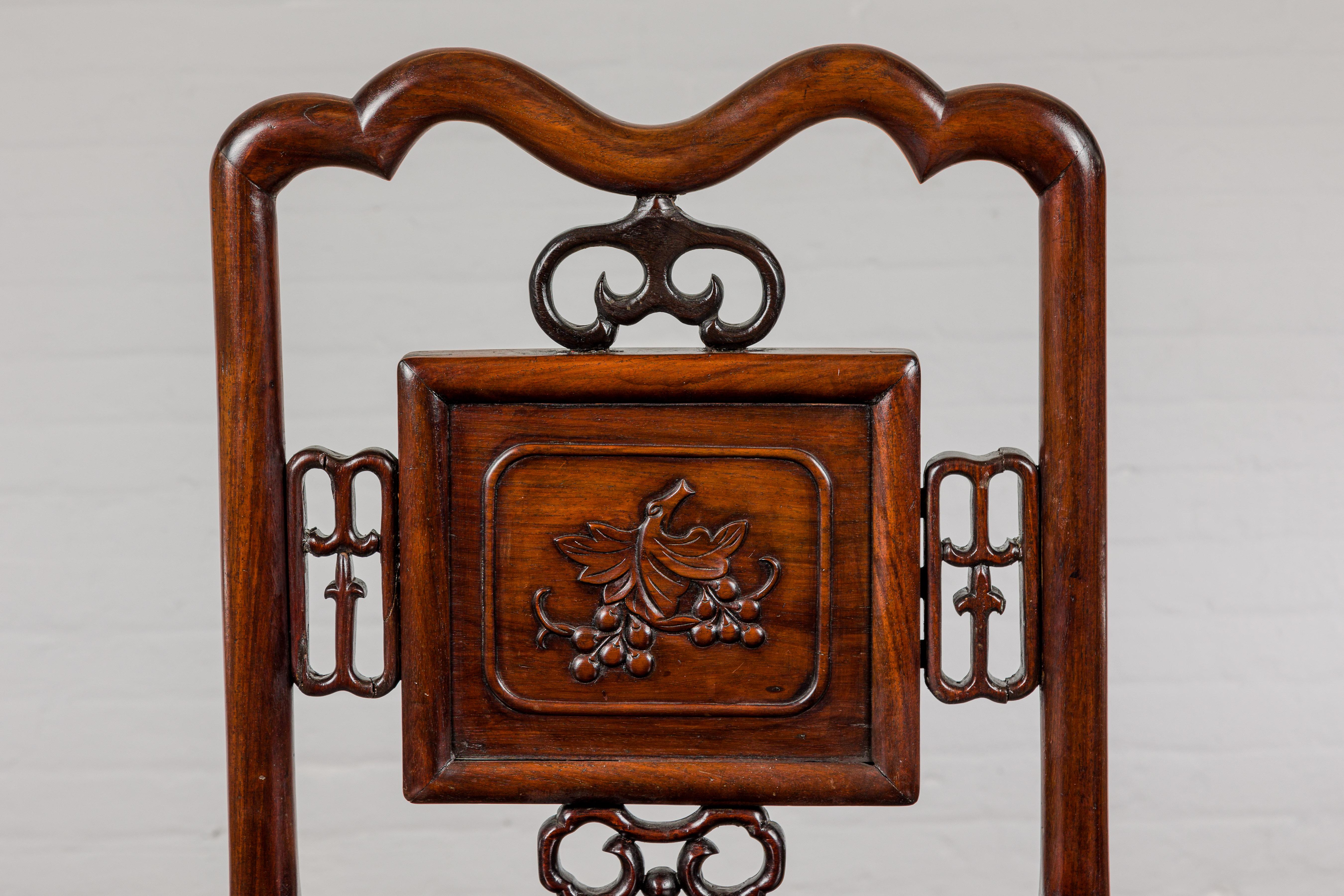 Chinese Qing Dynasty Period Rosewood Side Chair with Carved Splat and Grapevine Motif For Sale