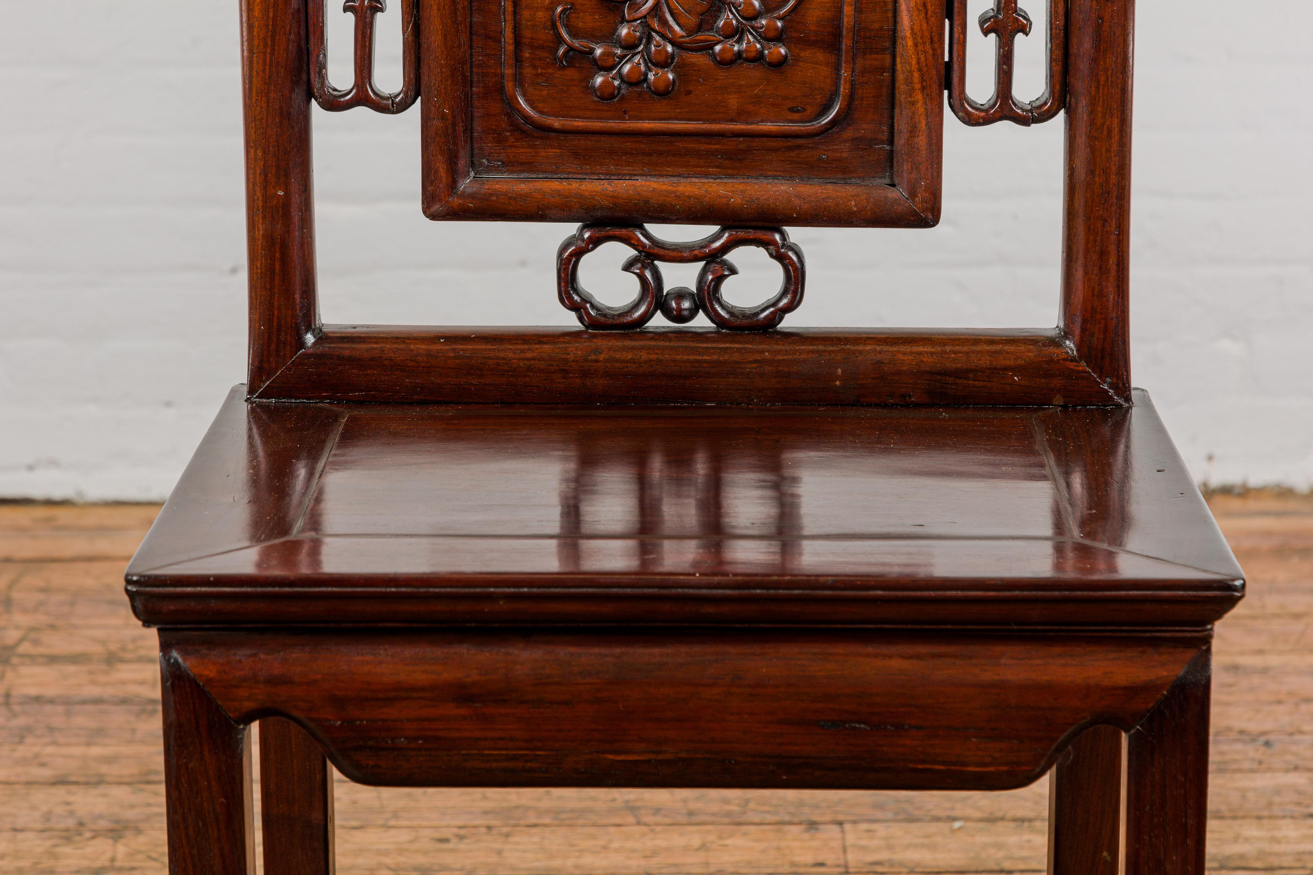 Qing Dynasty Period Rosewood Side Chair with Carved Splat and Grapevine Motif In Good Condition For Sale In Yonkers, NY