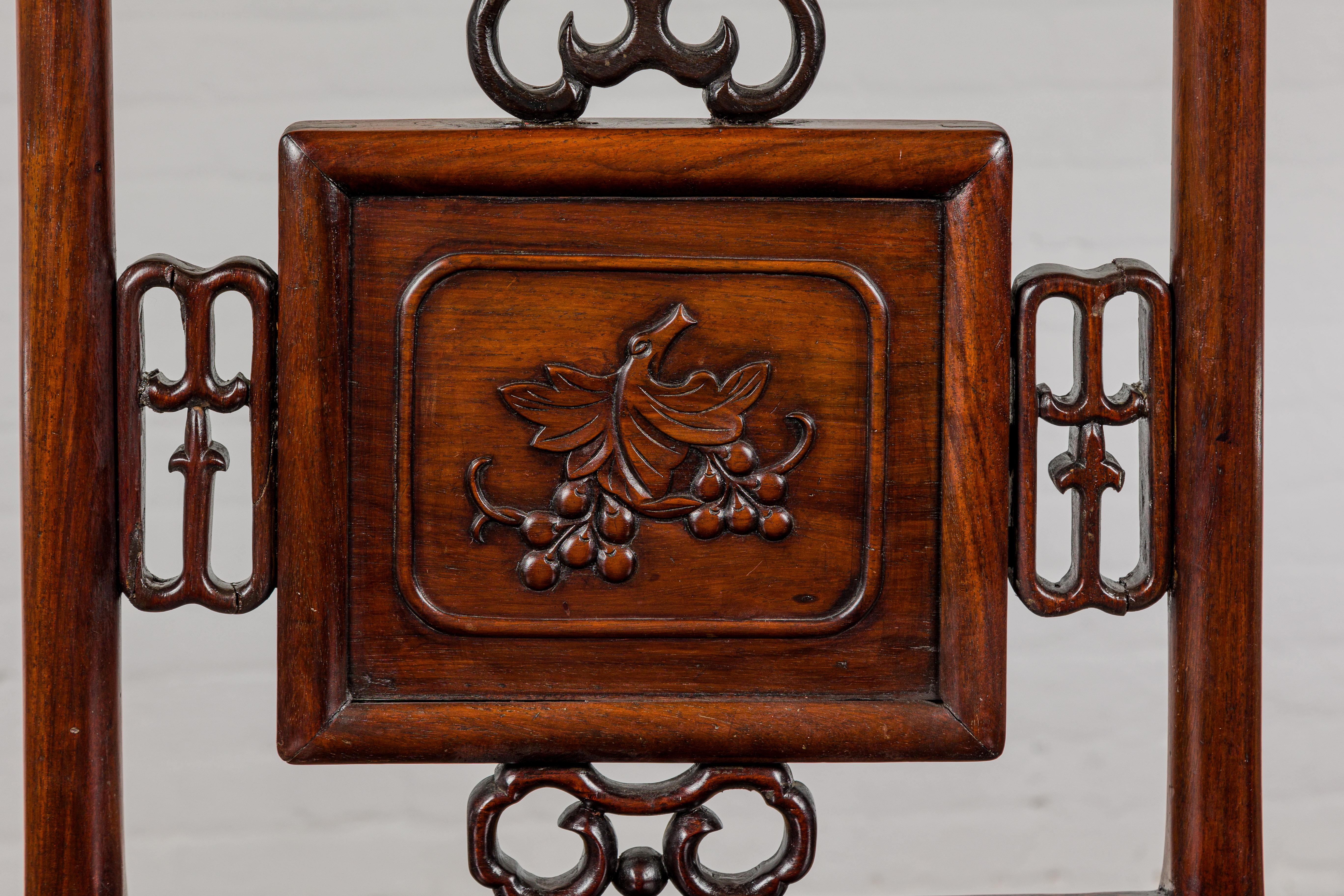 20th Century Qing Dynasty Period Rosewood Side Chair with Carved Splat and Grapevine Motif For Sale