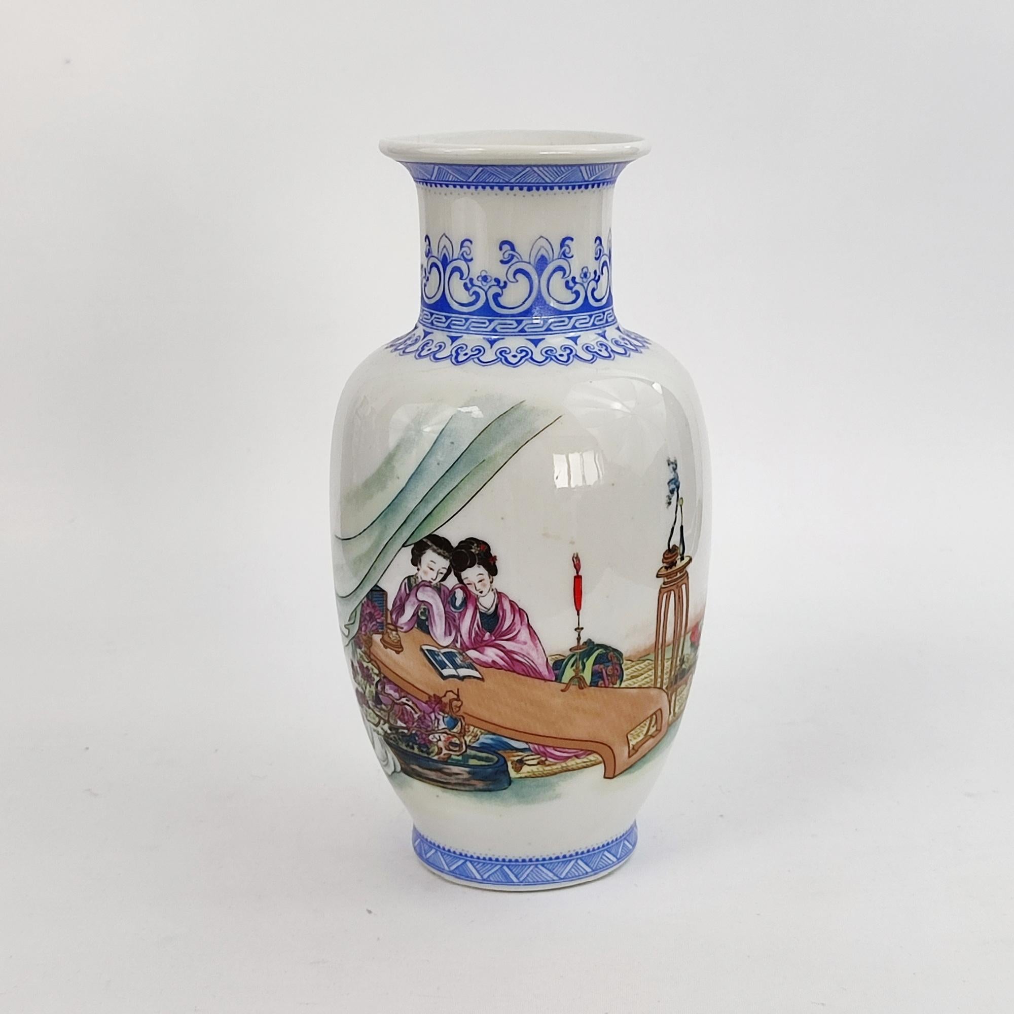 Vaso in porcellana della dinastia Qing - Figure dipinte a mano, versi storici e firma In condizioni ottime in vendita a Bochum, NRW