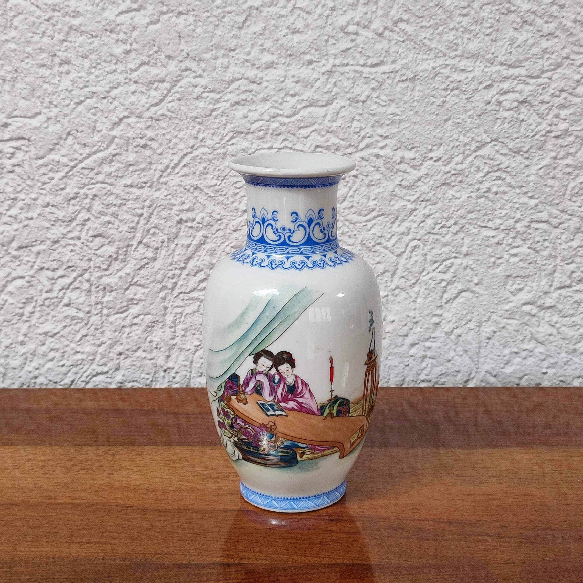 Cinese Vaso in porcellana della dinastia Qing - Figure dipinte a mano, versi storici e firma in vendita