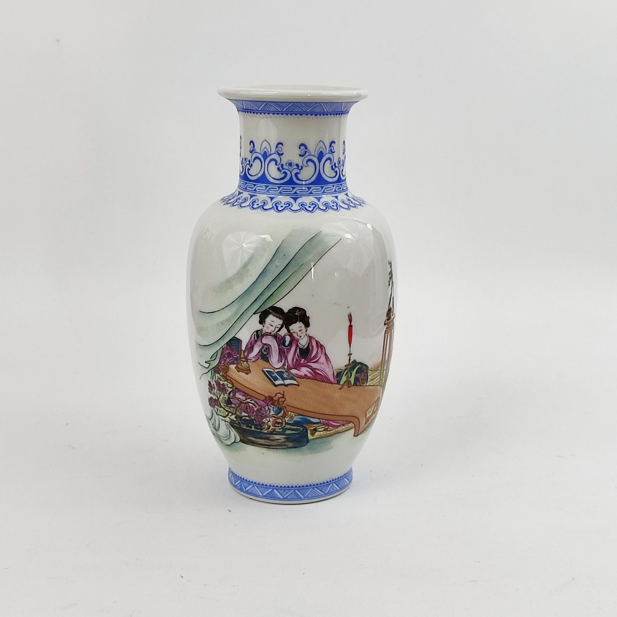 Vaso in porcellana della dinastia Qing - Figure dipinte a mano, versi storici e firma in vendita 2