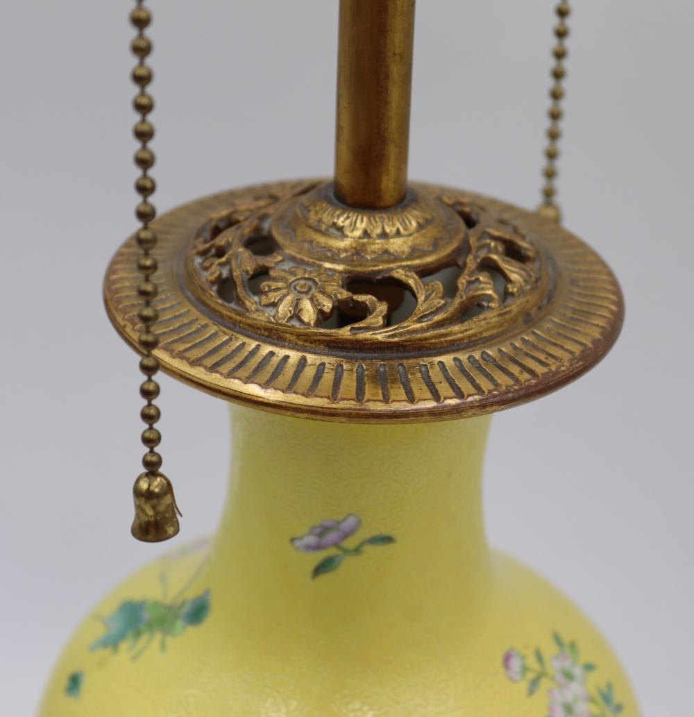 Qing Dynasty Seltene Chinesische Famille Rose Porzellan Vase Gelb Grund Emaille Panel im Angebot 9