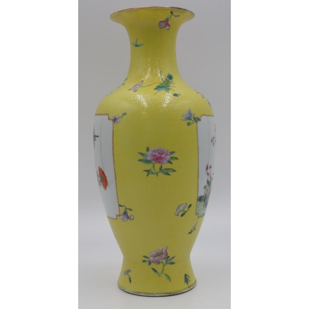 Qing Dynasty Seltene Chinesische Famille Rose Porzellan Vase Gelb Grund Emaille Panel im Angebot 10