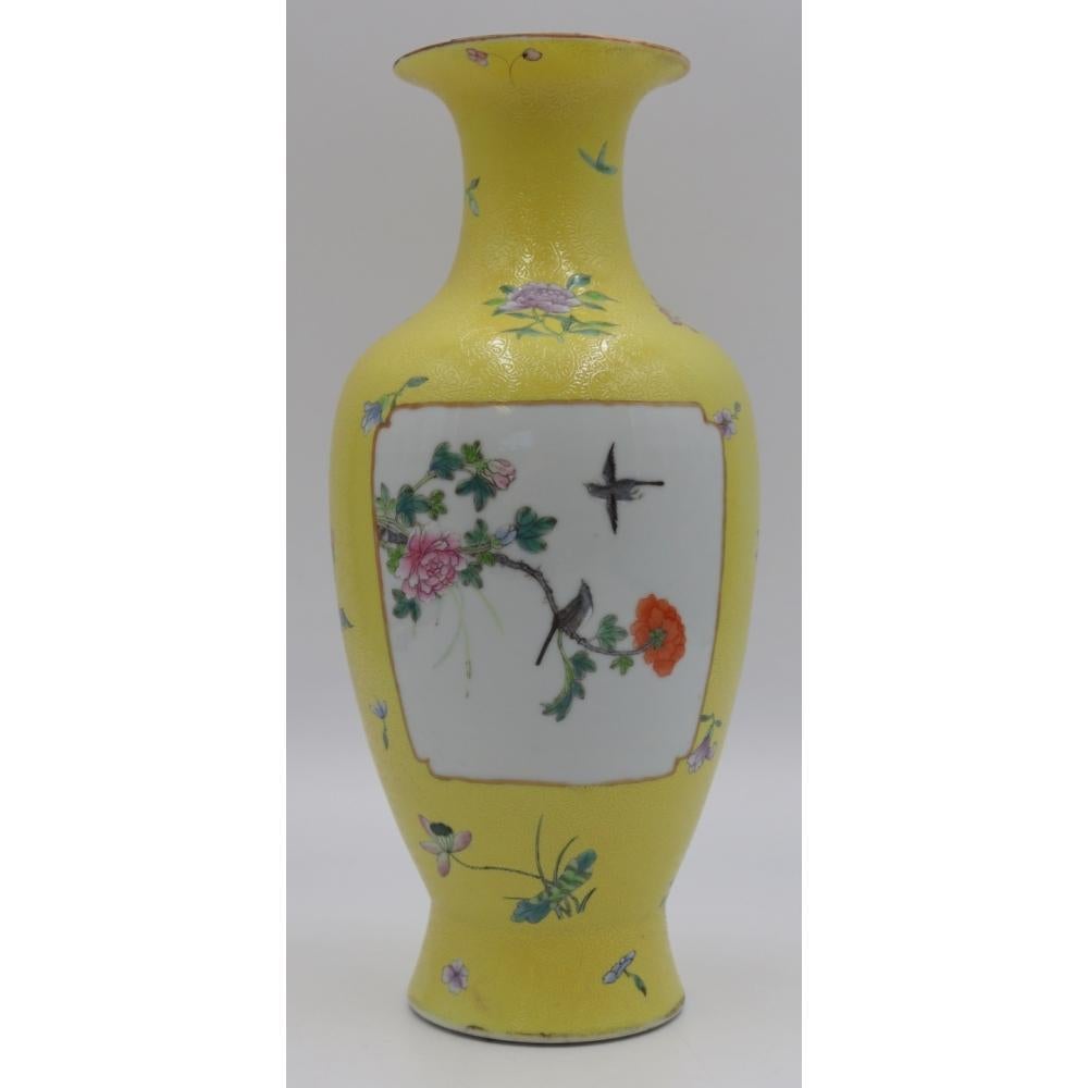 Qing-Dynastie eine antike, seltene chinesische Porzellanvase aus dem frühen 20. Jahrhundert als chinesische Famille-Rose-Lampe mit eingeschnittenem gelben Grund, der mit Blumen und weißen Emailtafeln verziert ist, die Vögel und Blumen darstellen.