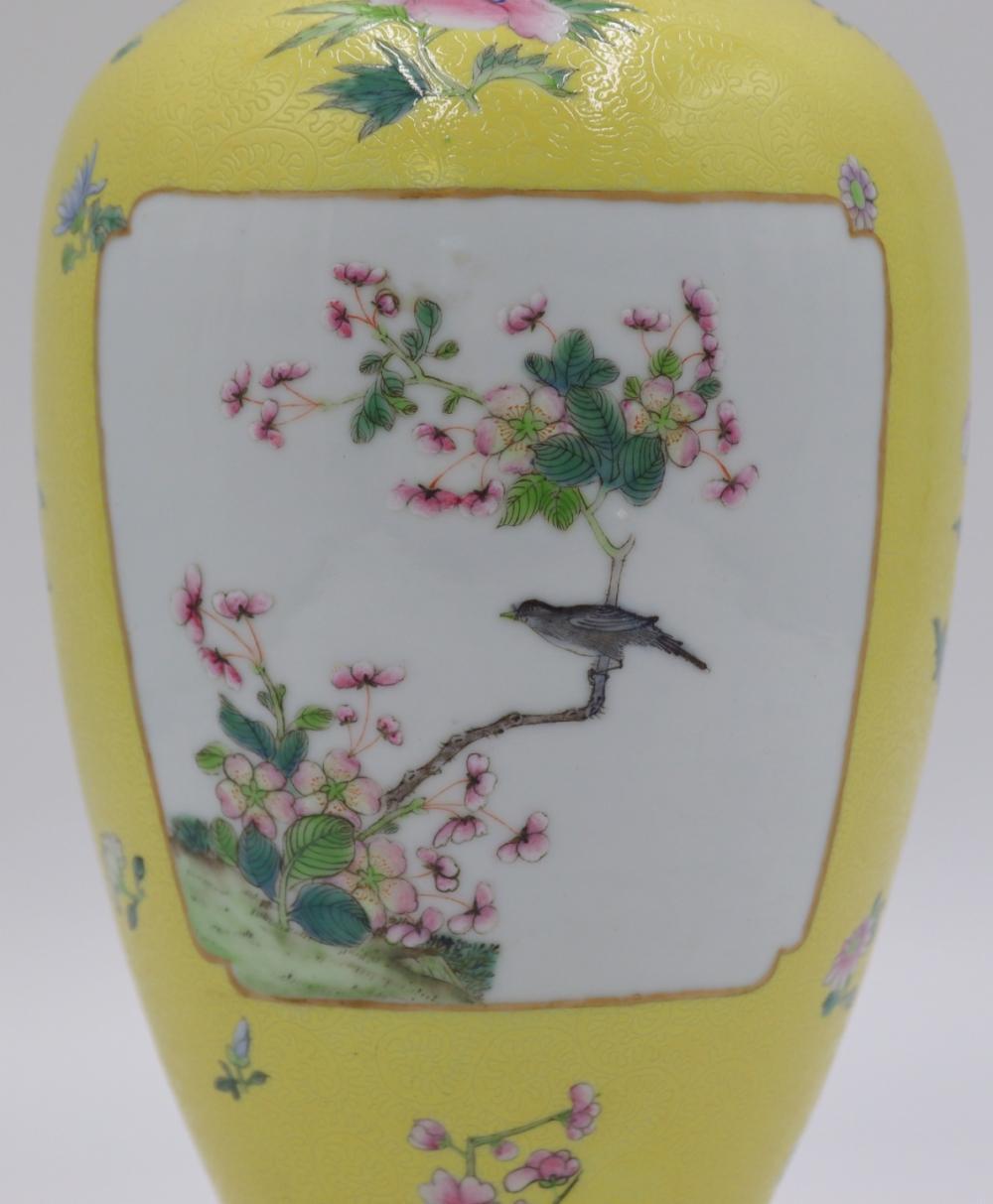 Qing Dynasty Seltene Chinesische Famille Rose Porzellan Vase Gelb Grund Emaille Panel (Qing-Dynastie) im Angebot