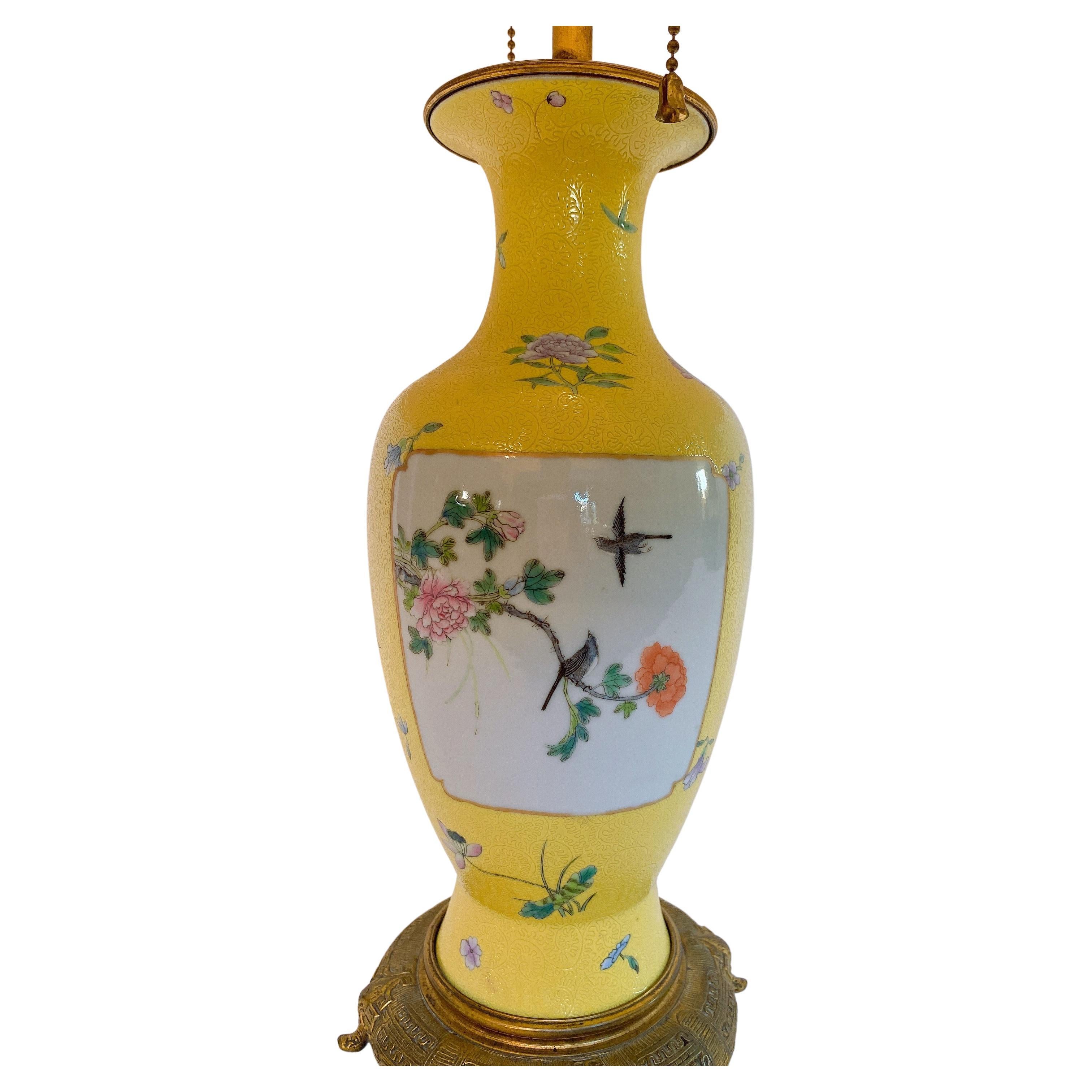 Qing Dynasty Seltene Chinesische Famille Rose Porzellan Vase Gelb Grund Emaille Panel im Zustand „Gut“ im Angebot in Brea, CA