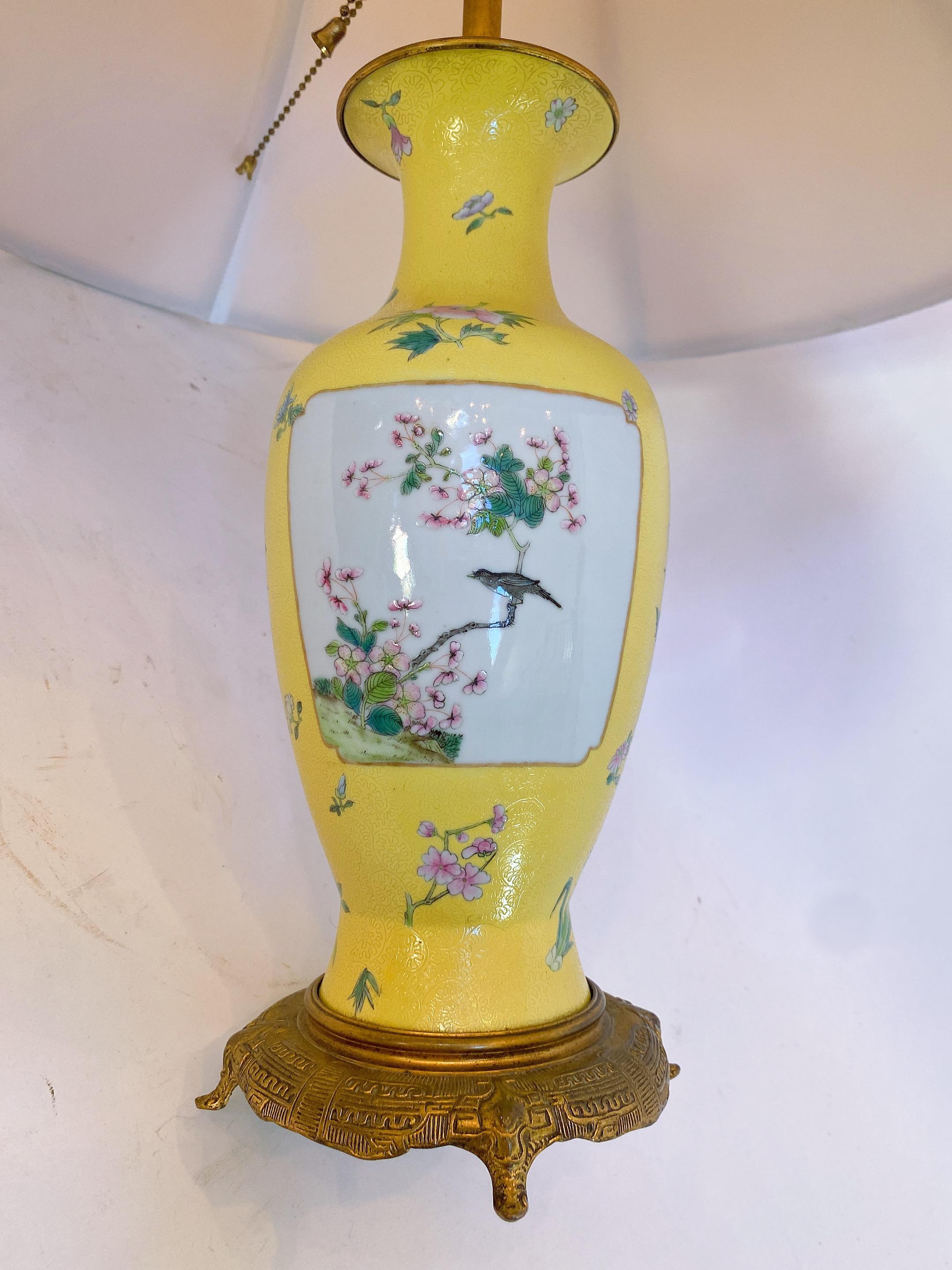 Qing Dynasty Seltene Chinesische Famille Rose Porzellan Vase Gelb Grund Emaille Panel im Angebot 3