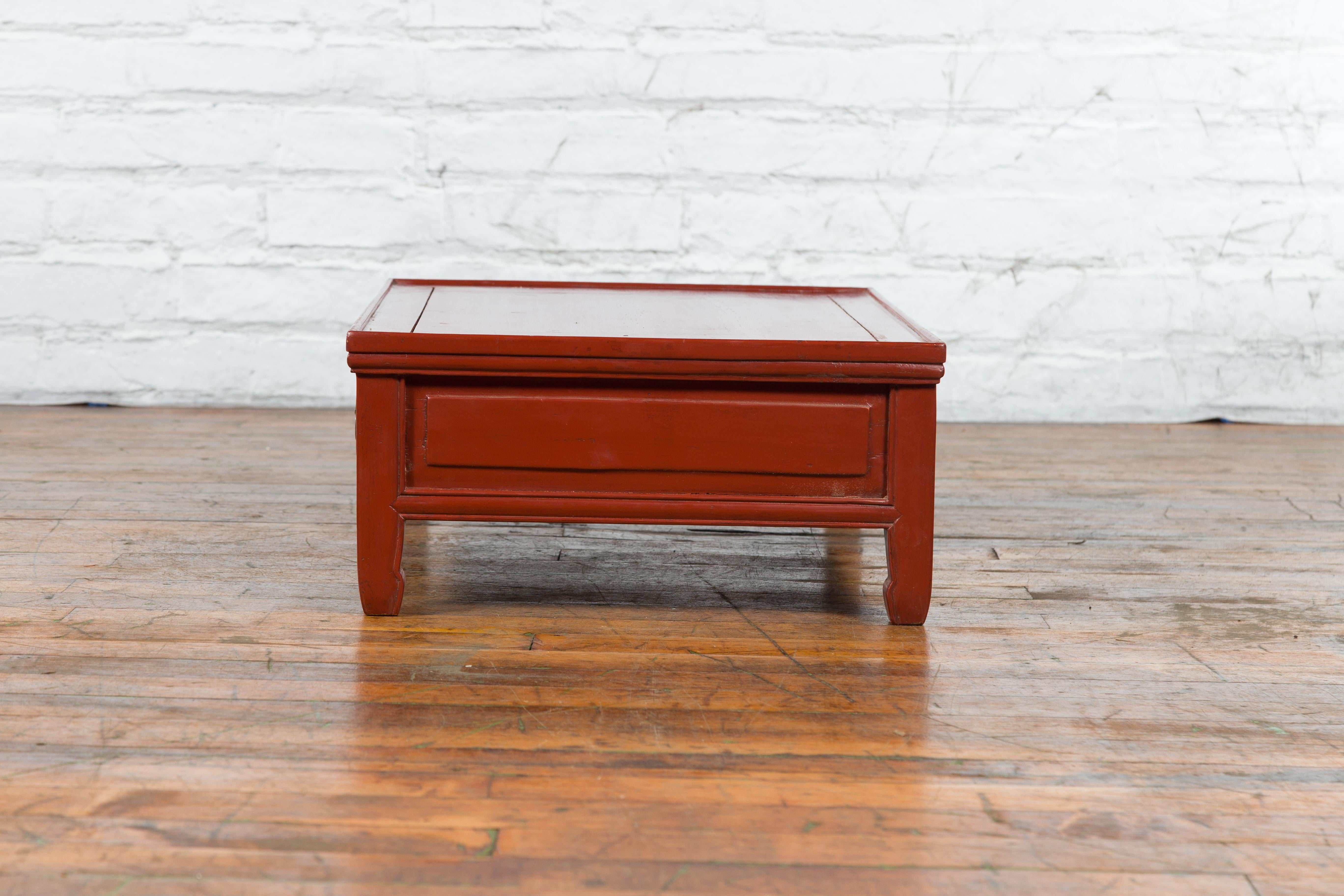 Table basse Kang en laque rouge de la Dynastie Qing avec tiroirs et pieds en sabot de cheval en vente 5