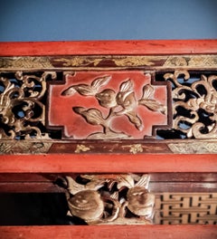 Espejo lacado en rojo de la dinastía Qing, marco de madera dura con tallas doradas