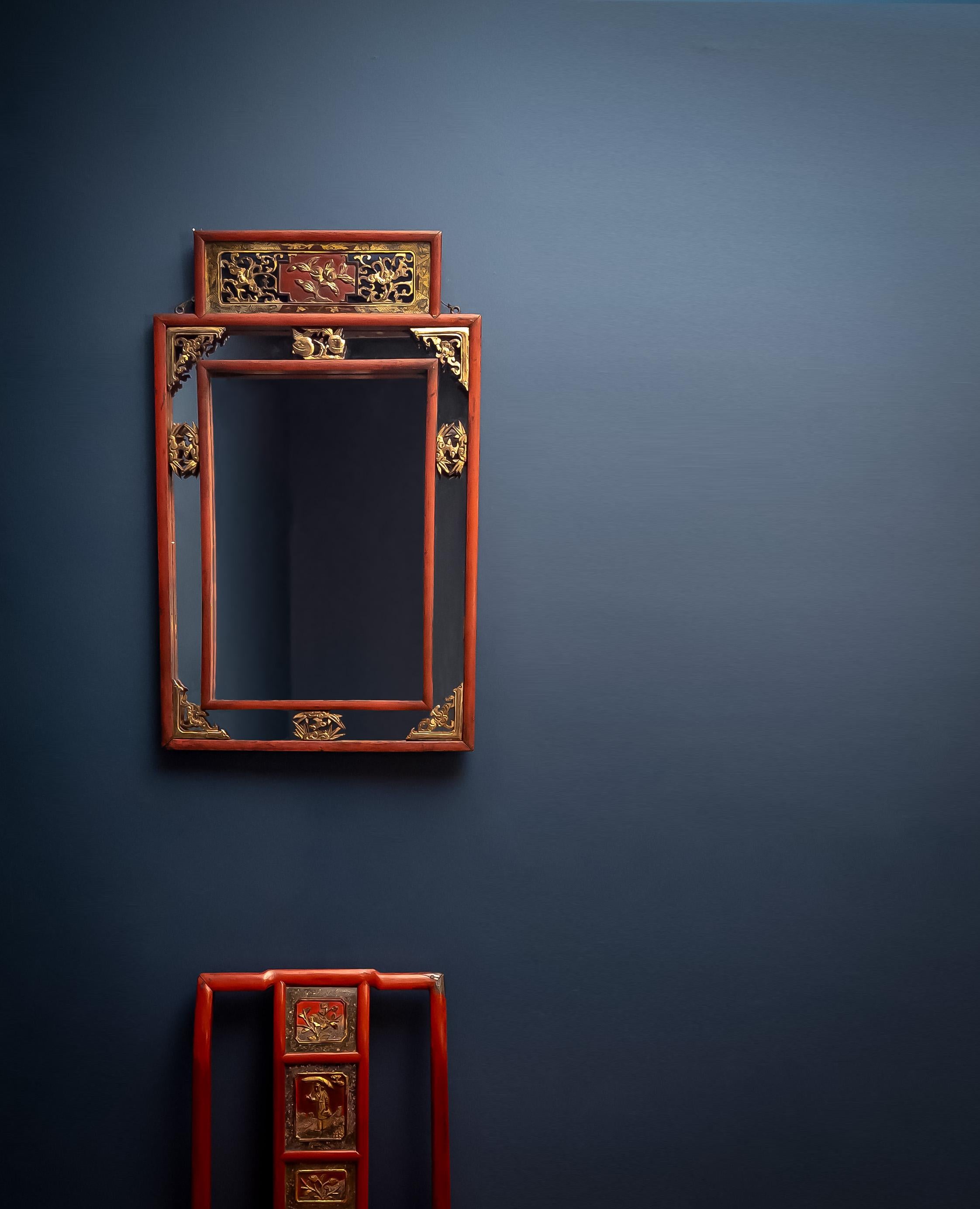 Rot lackierter Spiegel aus der Qing Dynasty, Hartholzrahmen mit vergoldeten Schnitzereien (Qing-Dynastie) im Angebot