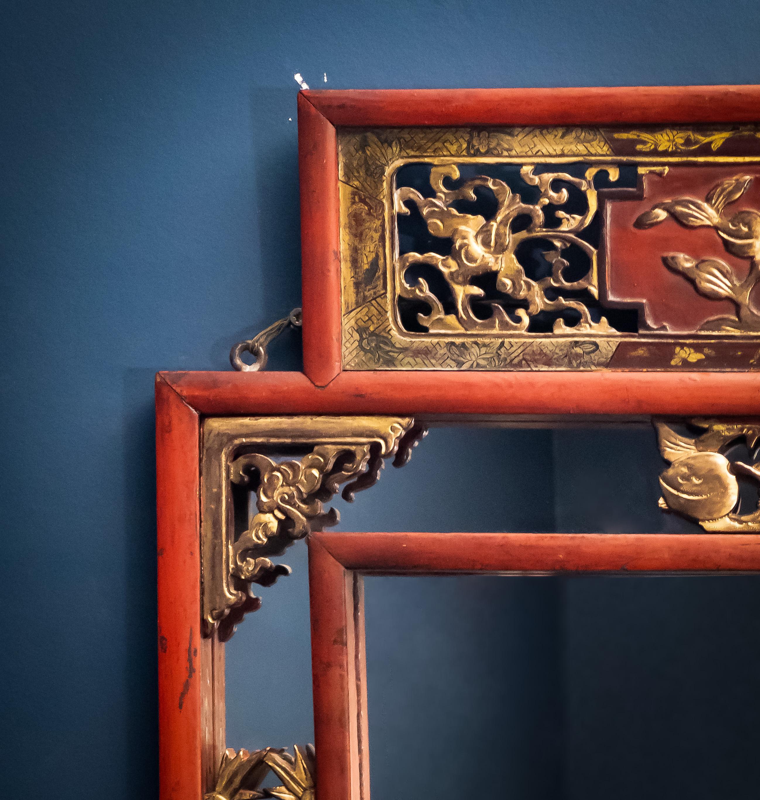 Rot lackierter Spiegel aus der Qing Dynasty, Hartholzrahmen mit vergoldeten Schnitzereien (Chinesisch) im Angebot
