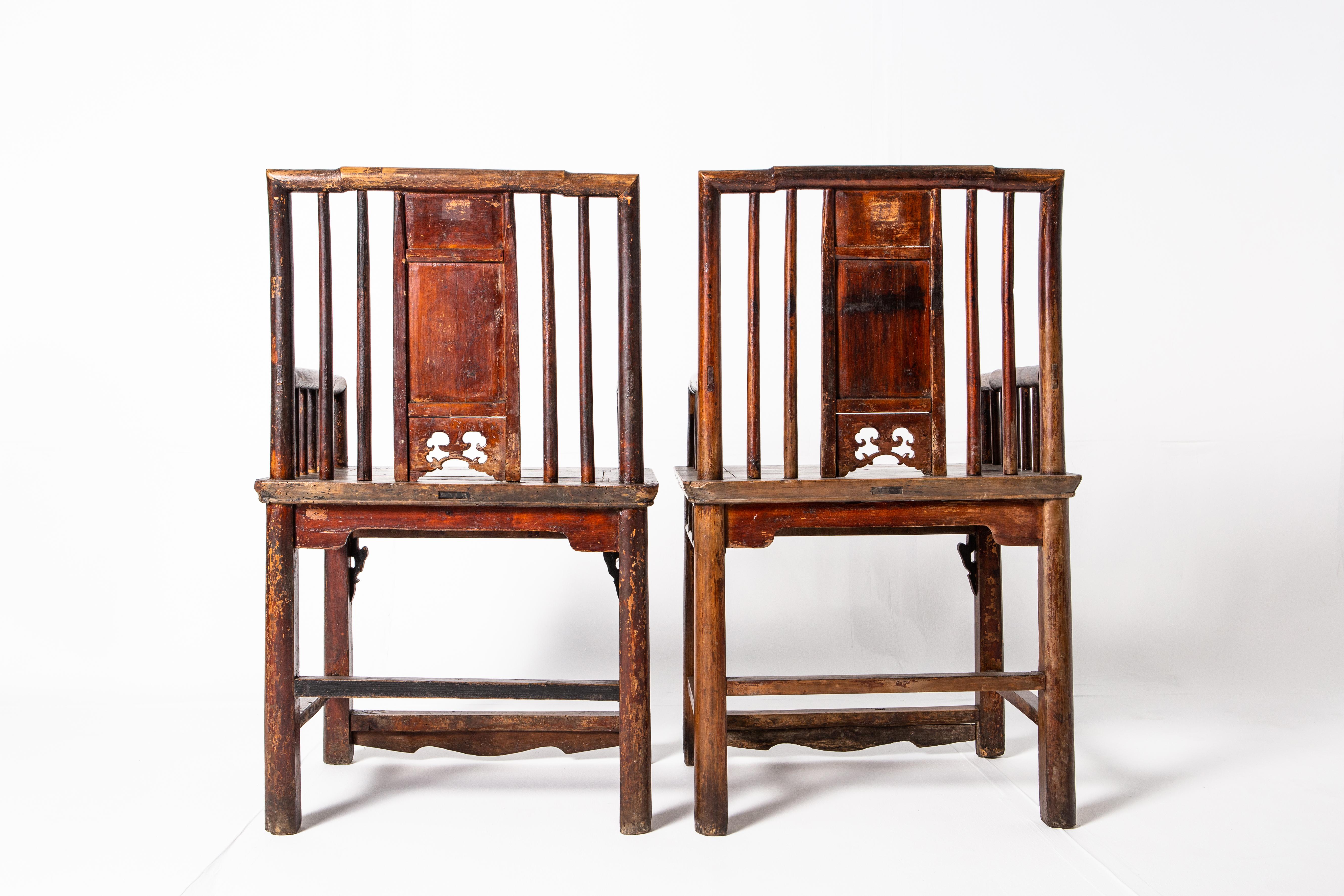 When chairs have non-protruding crest rails and arms that do not extend beyond the front post, they are known as southern official’s hat chairs or writing chairs. It is believed that this style of chair originated in Jiangsu province, hence the term