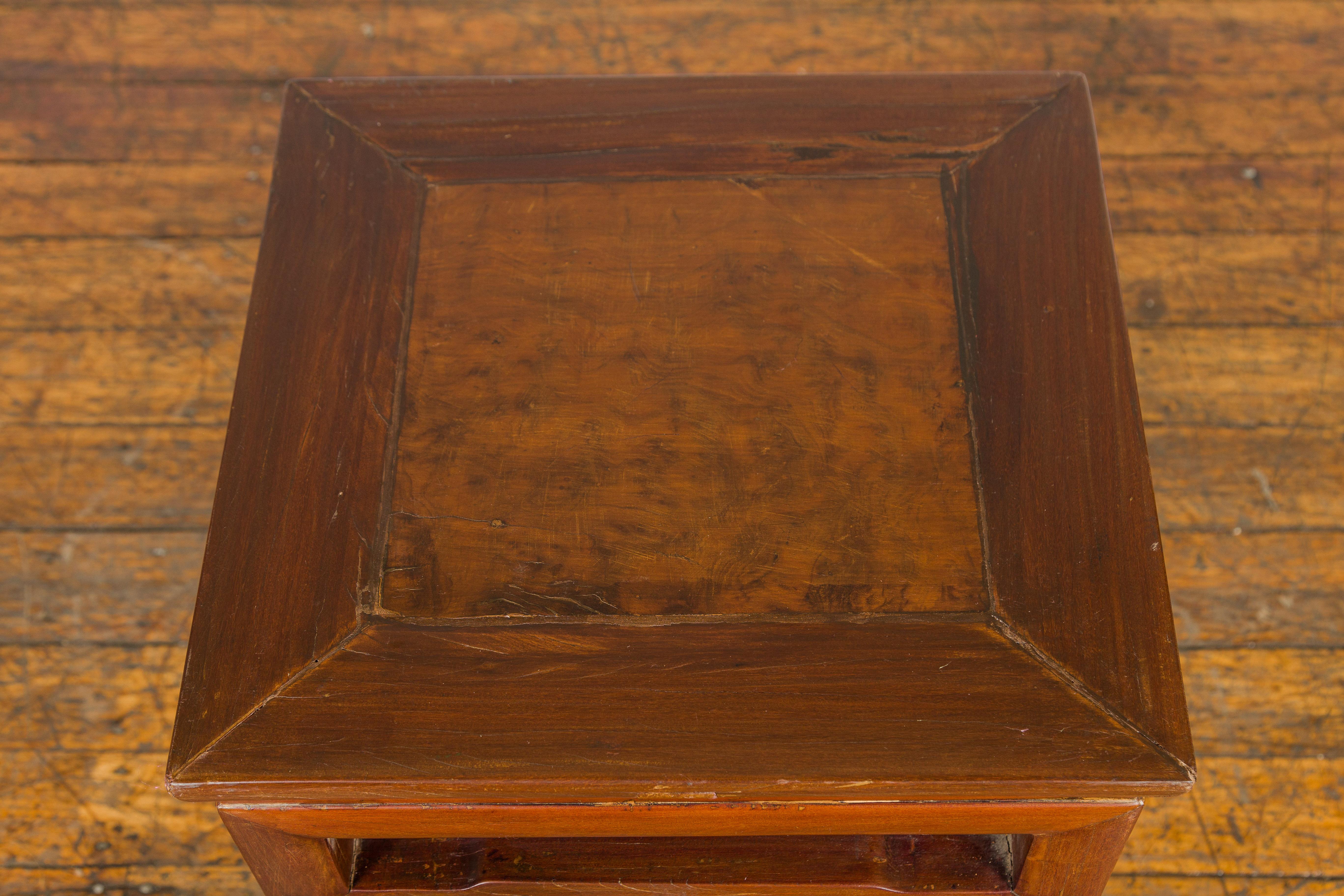 Table d'appoint de la Dynasty Qing avec plateau en ronce, pieds en sabot de cheval et brancard à bosse en vente 3