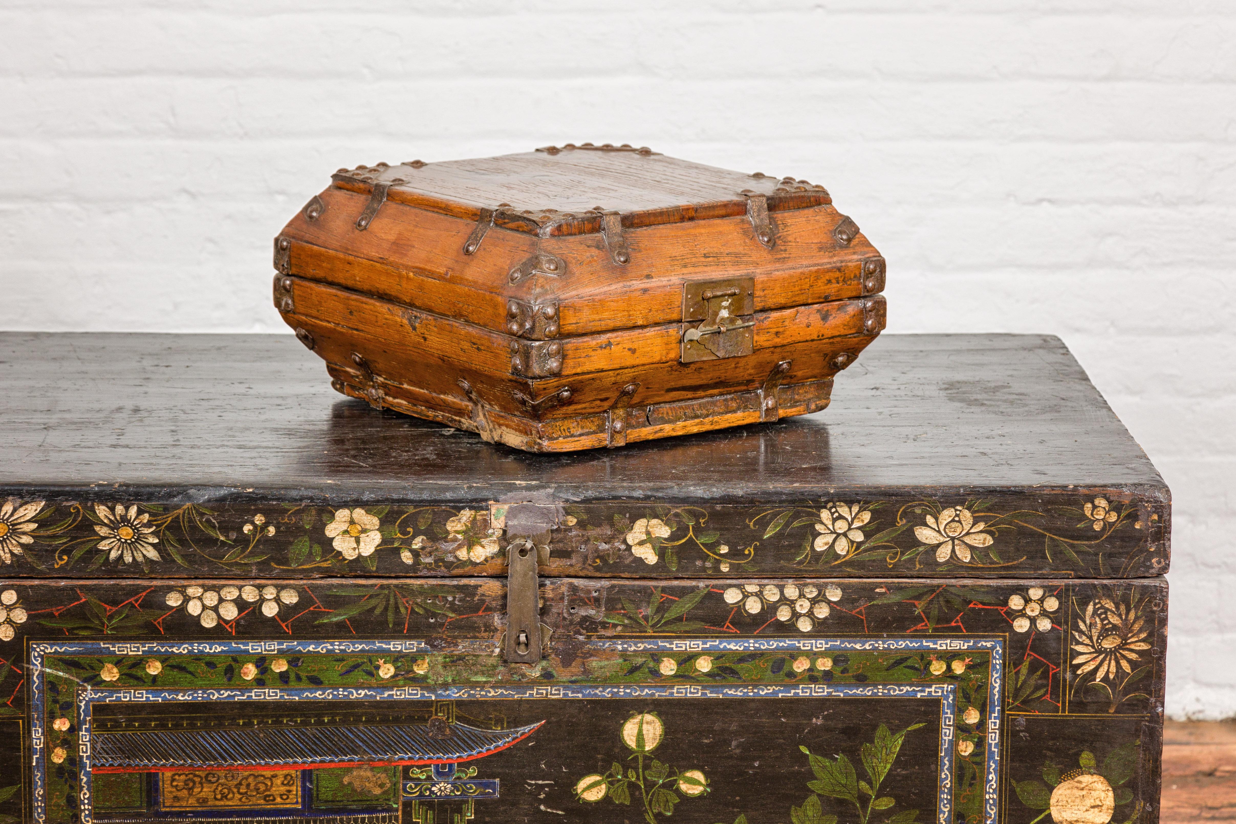 Caja cuadrada de la dinastía Qing con cerradura de latón e interior lacado envejecido en venta 3
