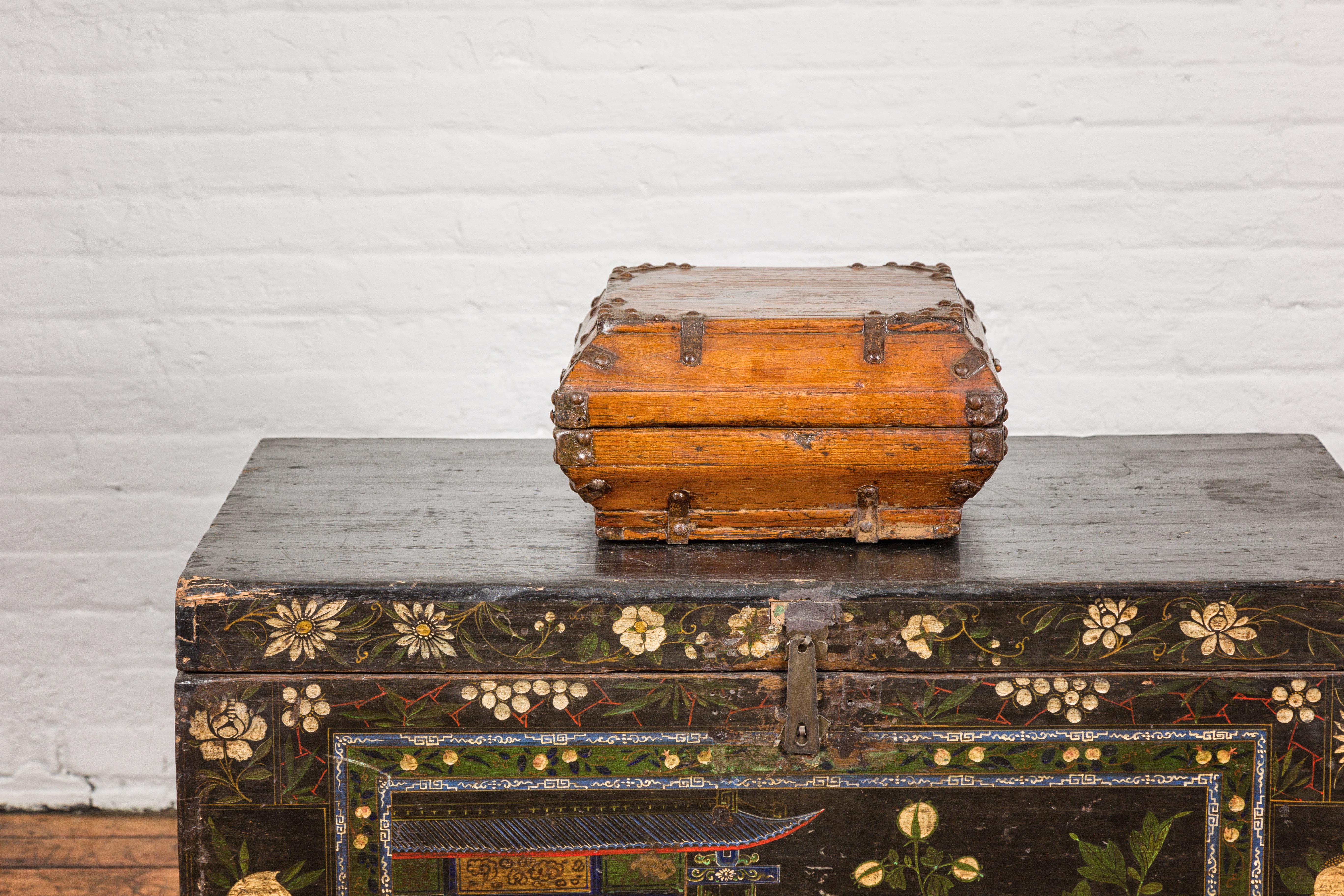 Caja cuadrada de la dinastía Qing con cerradura de latón e interior lacado envejecido en venta 4