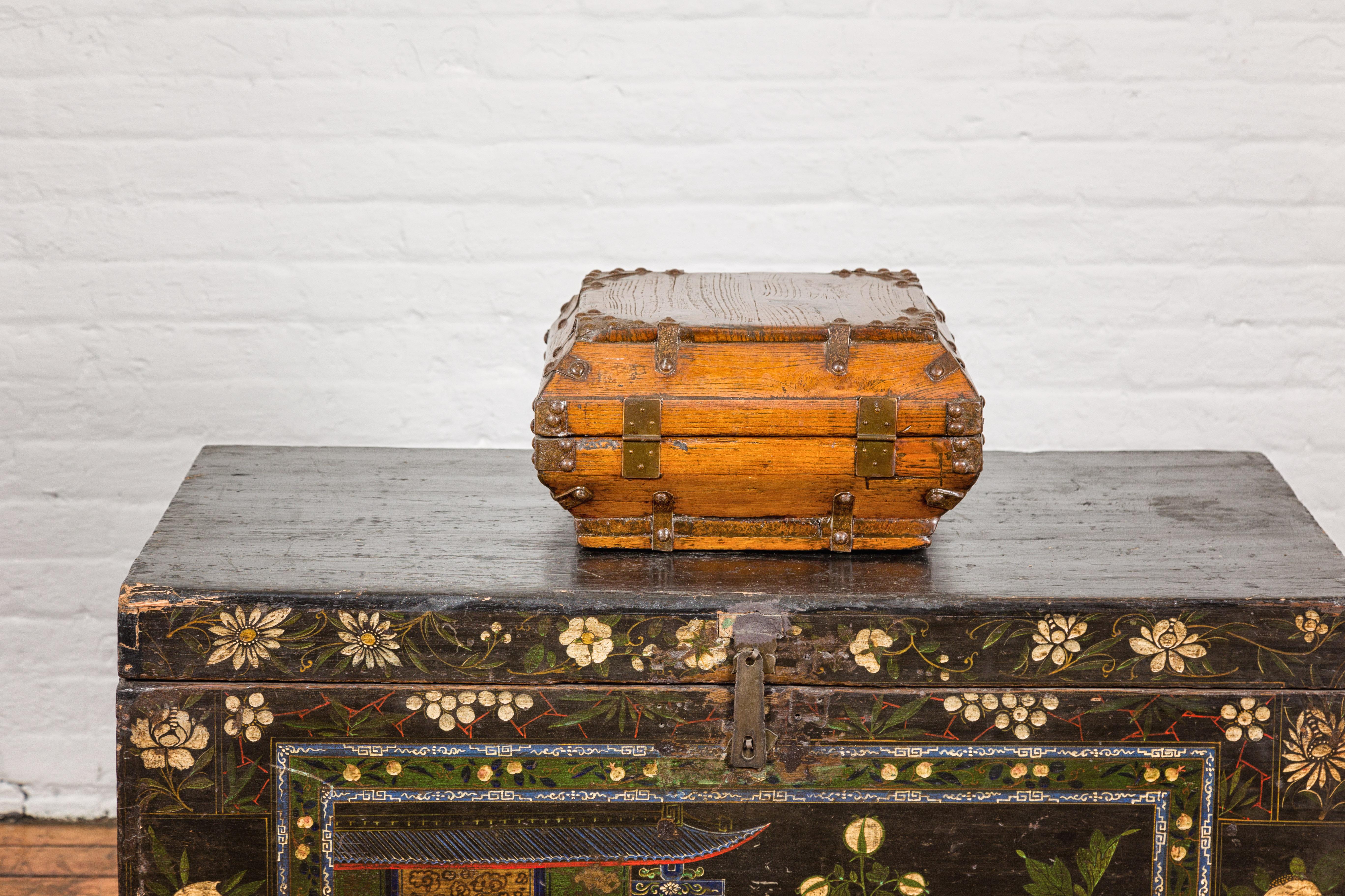 Caja cuadrada de la dinastía Qing con cerradura de latón e interior lacado envejecido en venta 5