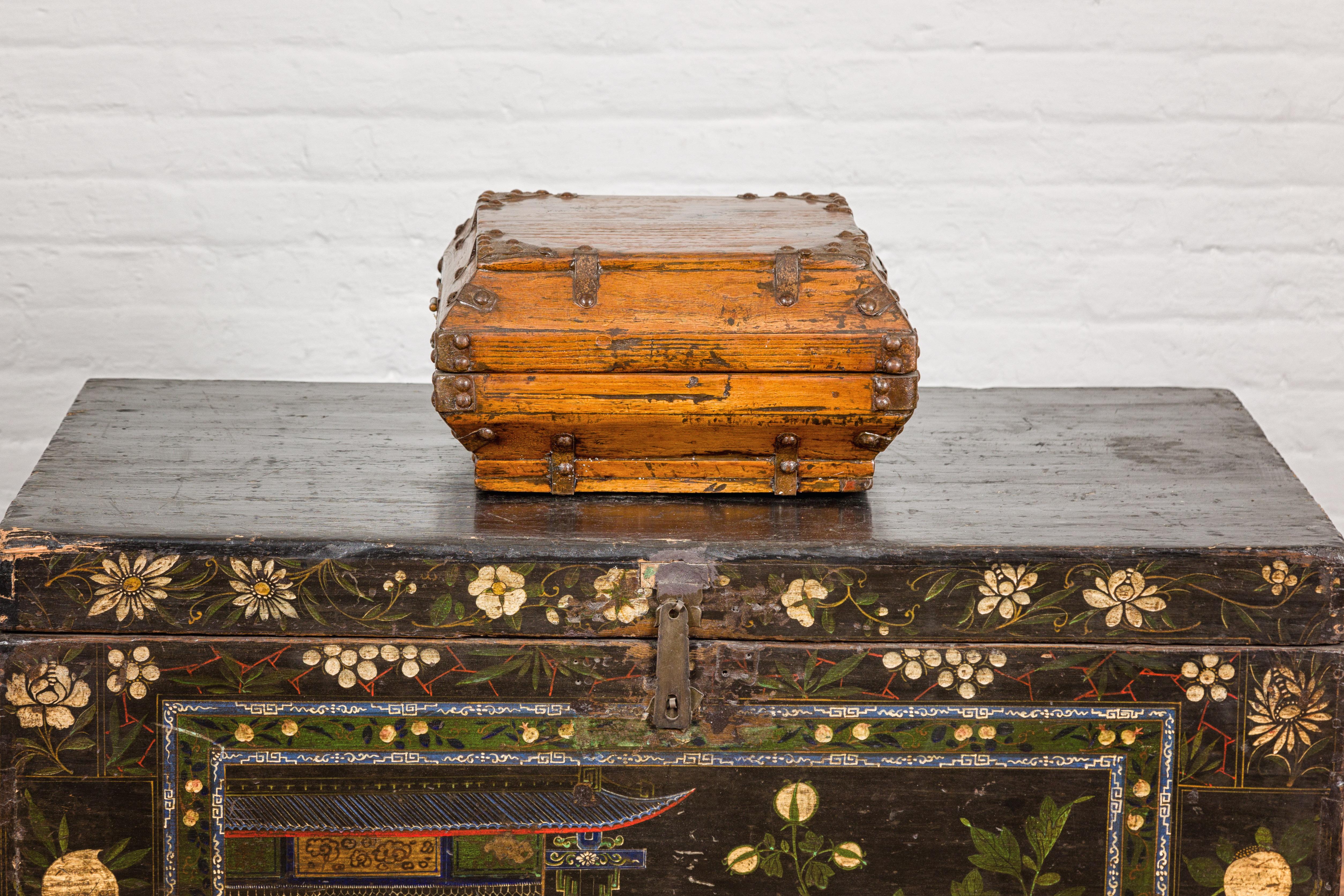 Caja cuadrada de la dinastía Qing con cerradura de latón e interior lacado envejecido en venta 6