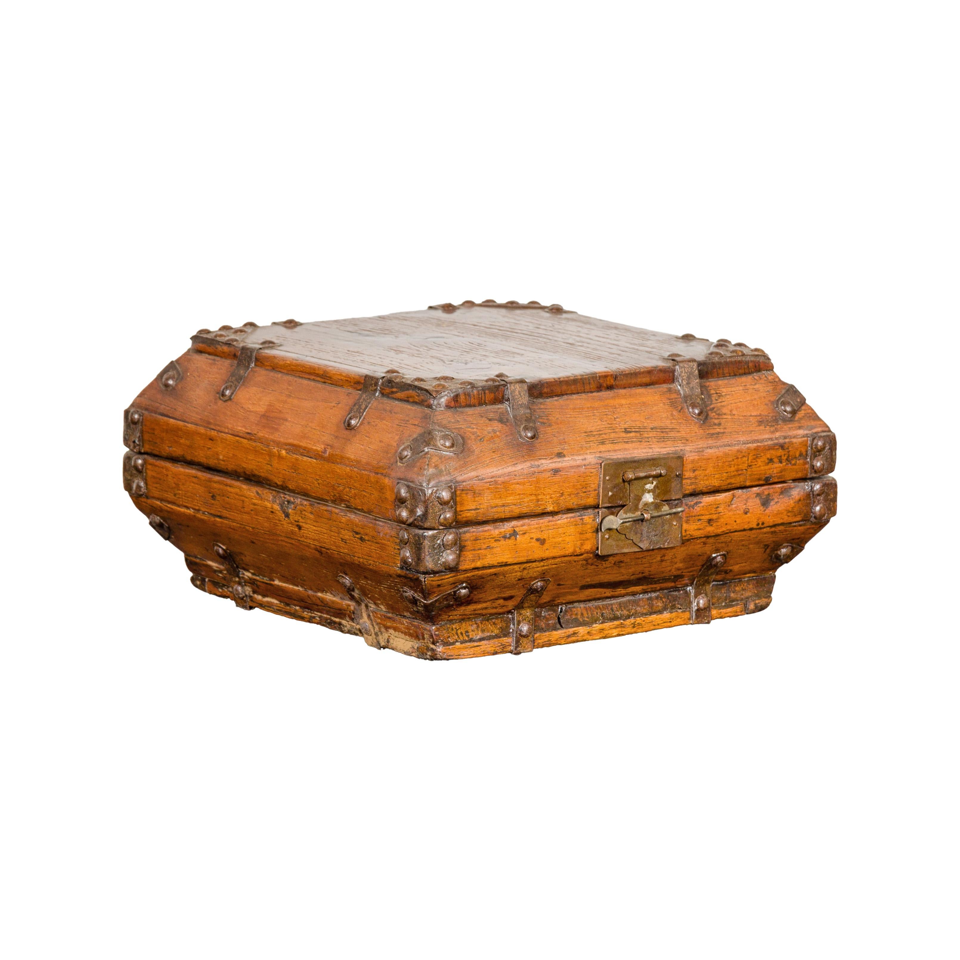 Caja cuadrada de la dinastía Qing con cerradura de latón e interior lacado envejecido en venta 7