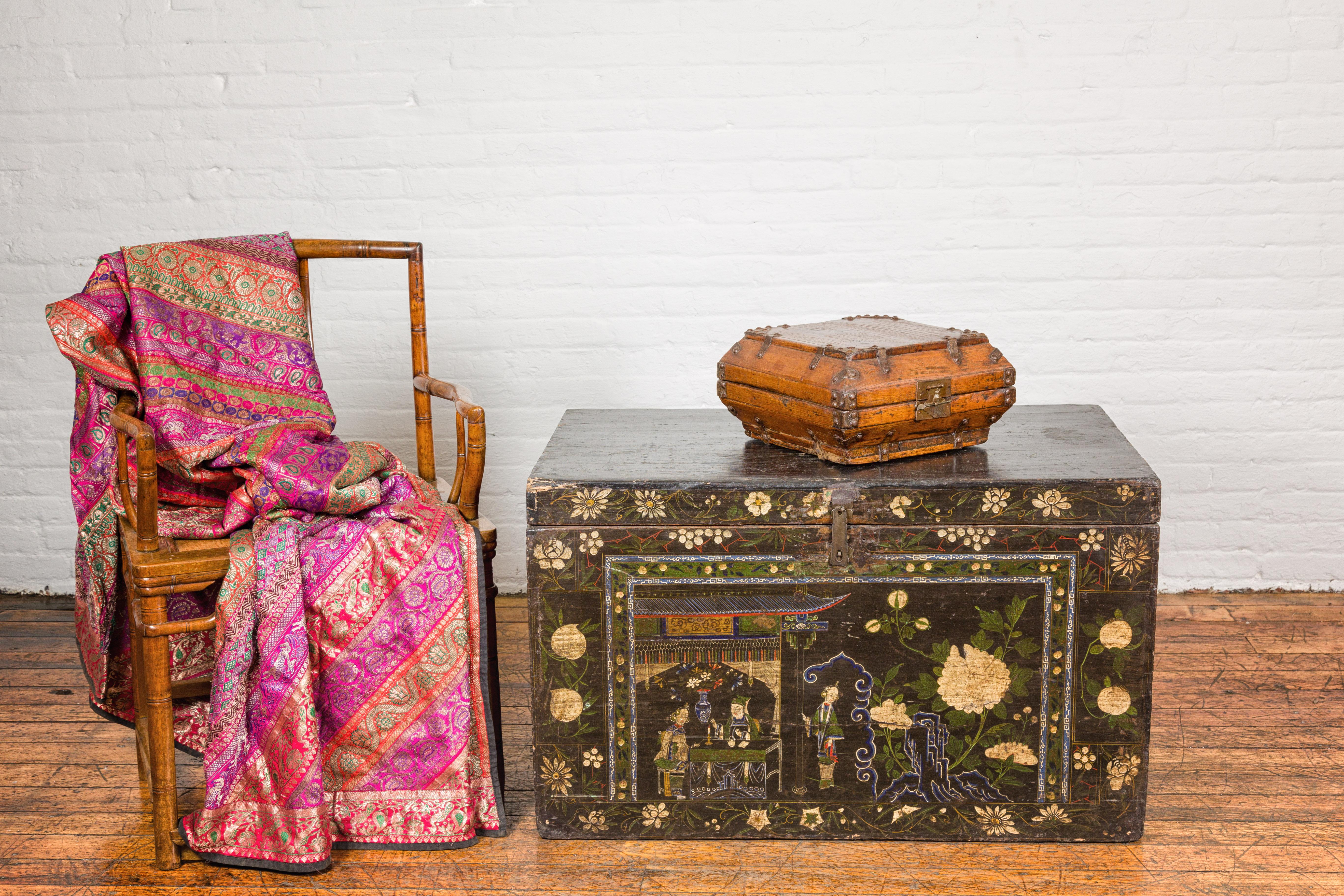 Caja china de forma cuadrada del siglo XIX, de la época de la dinastía Qing, con cerradura de latón, herrajes metálicos e interior lacado envejecido. Nacida durante el siglo XIX, esta exquisita caja cuadrada de la época de la dinastía Qing desprende
