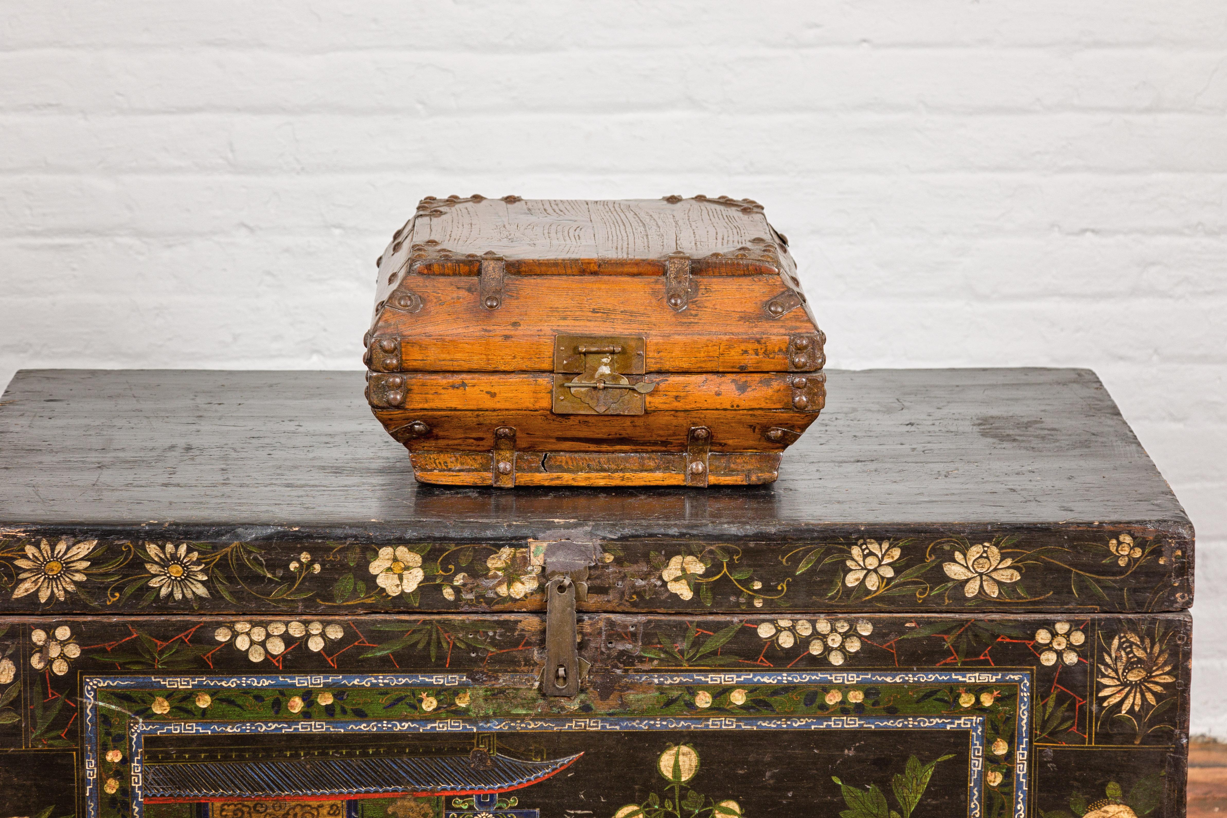 Caja cuadrada de la dinastía Qing con cerradura de latón e interior lacado envejecido Chino en venta